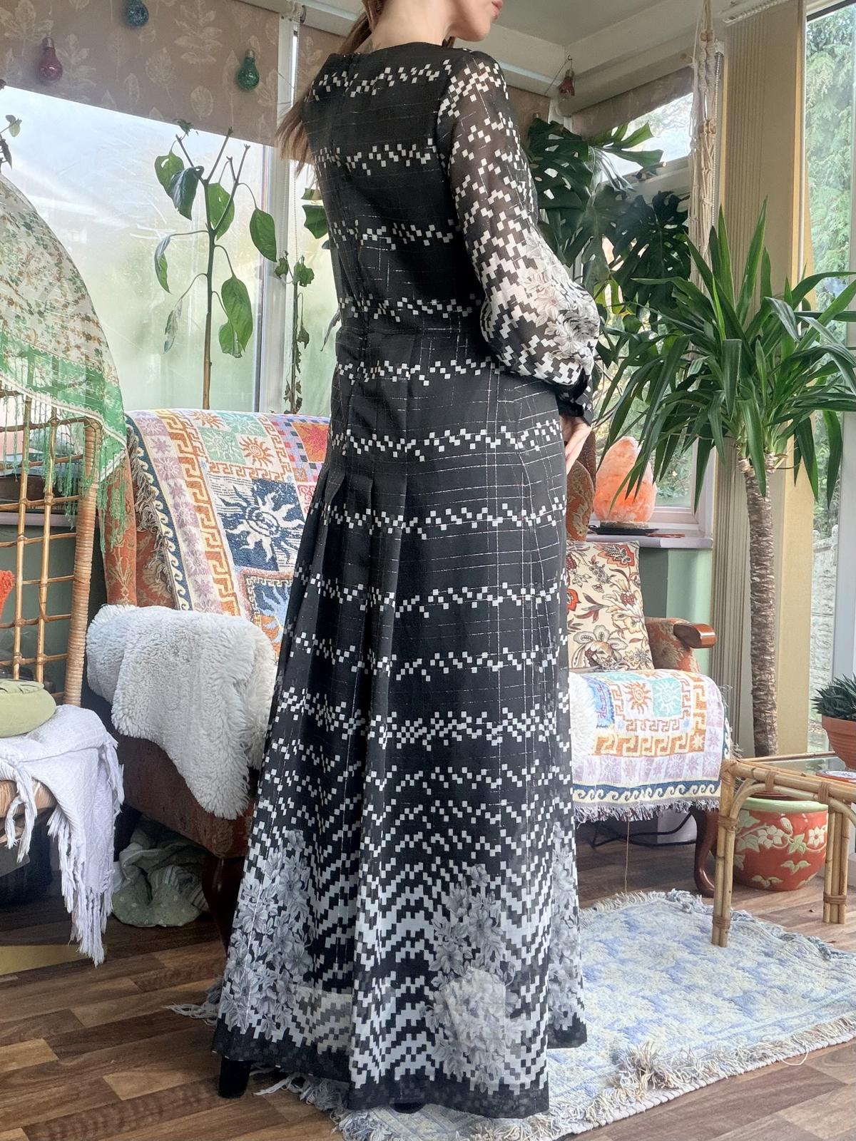 vintage 1970s maxi dress size 14 Long Black and White pleated preppy
