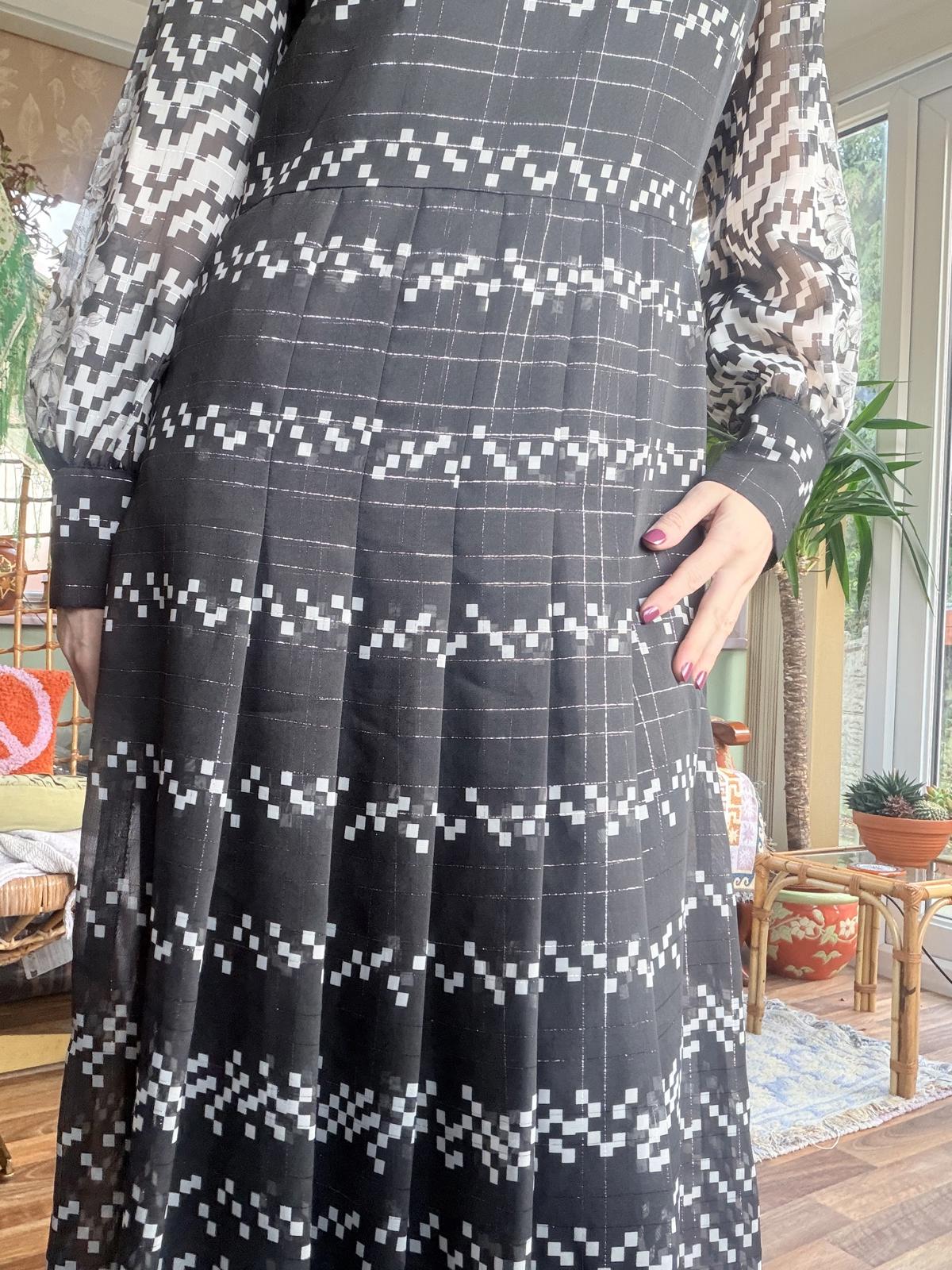 vintage 1970s maxi dress size 14 Long Black and White pleated preppy