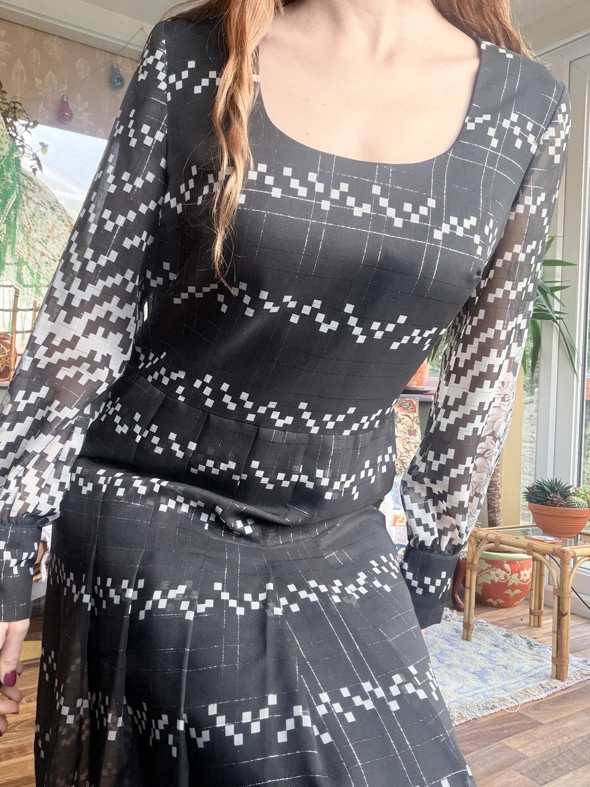 vintage 1970s maxi dress size 14 Long Black and White pleated preppy