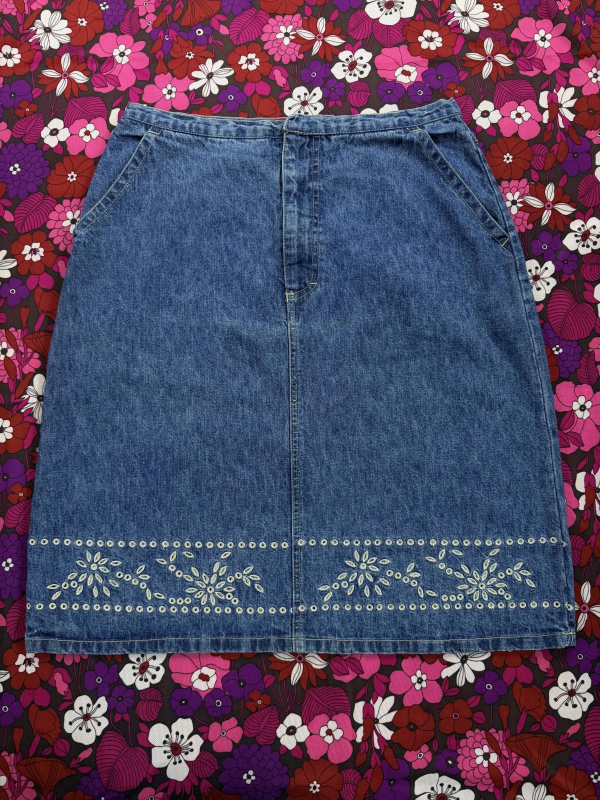 Vintage Y2K Denim Skirt with Embroidered Floral Detail by Gloria Vabderbilt 12