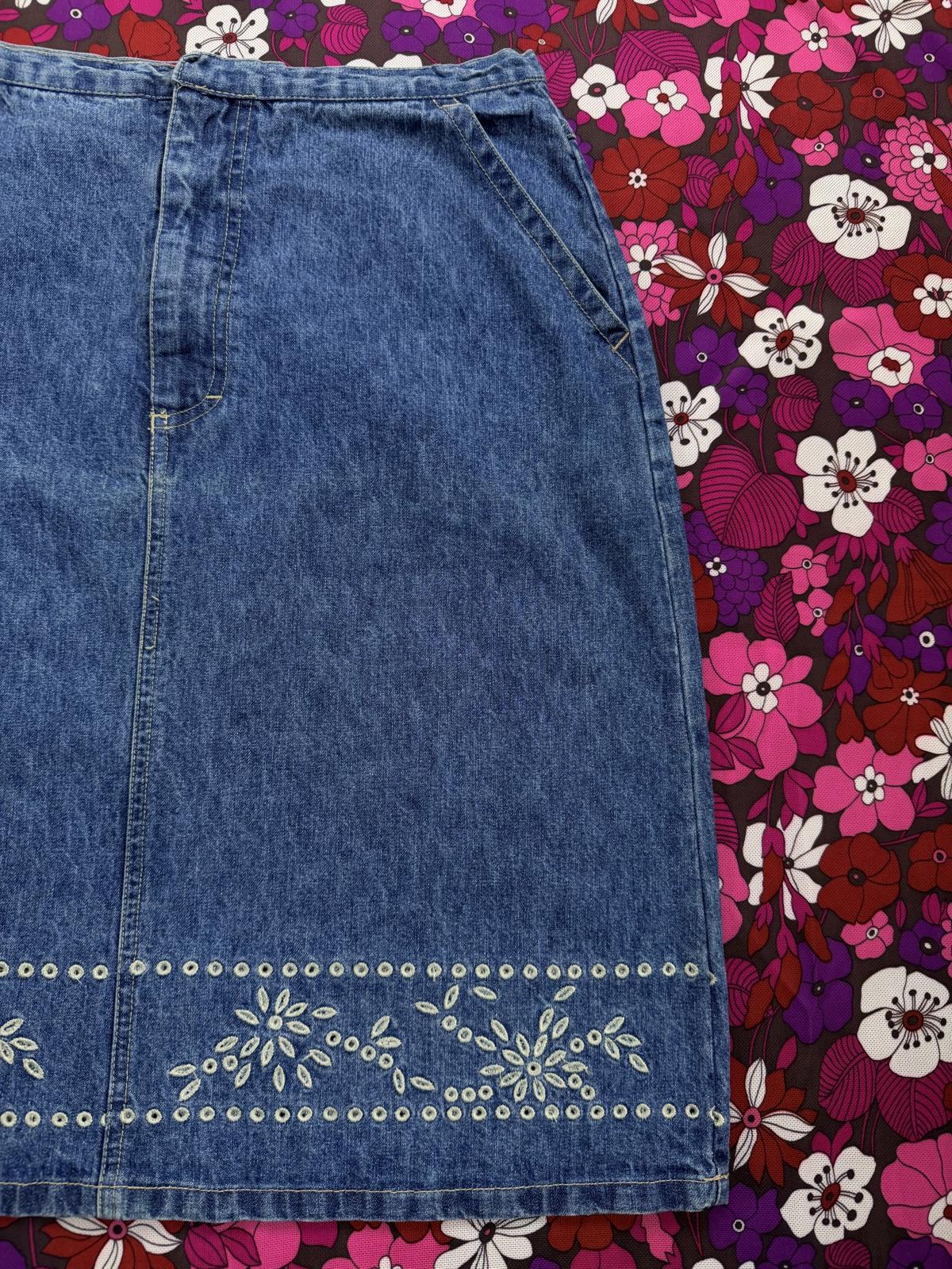 Vintage Y2K Denim Skirt with Embroidered Floral Detail by Gloria Vabderbilt 12