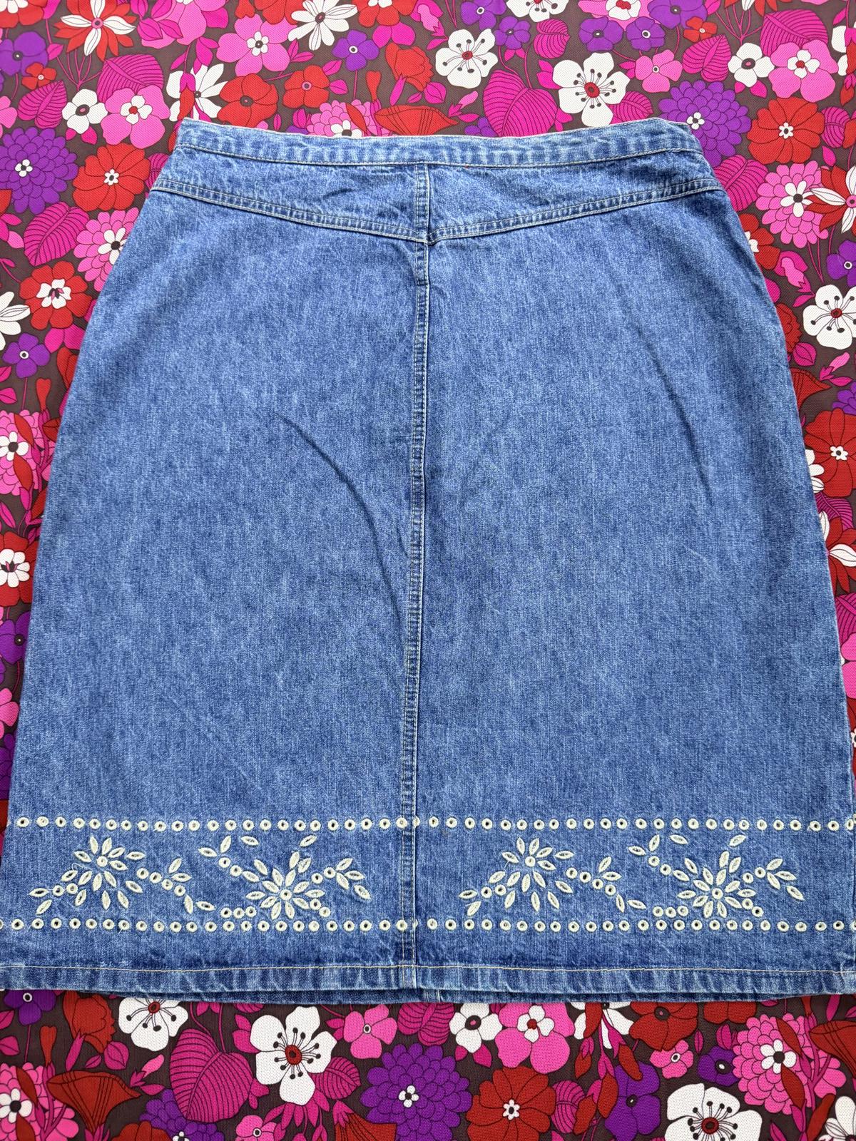 Vintage Y2K Denim Skirt with Embroidered Floral Detail by Gloria Vabderbilt 12