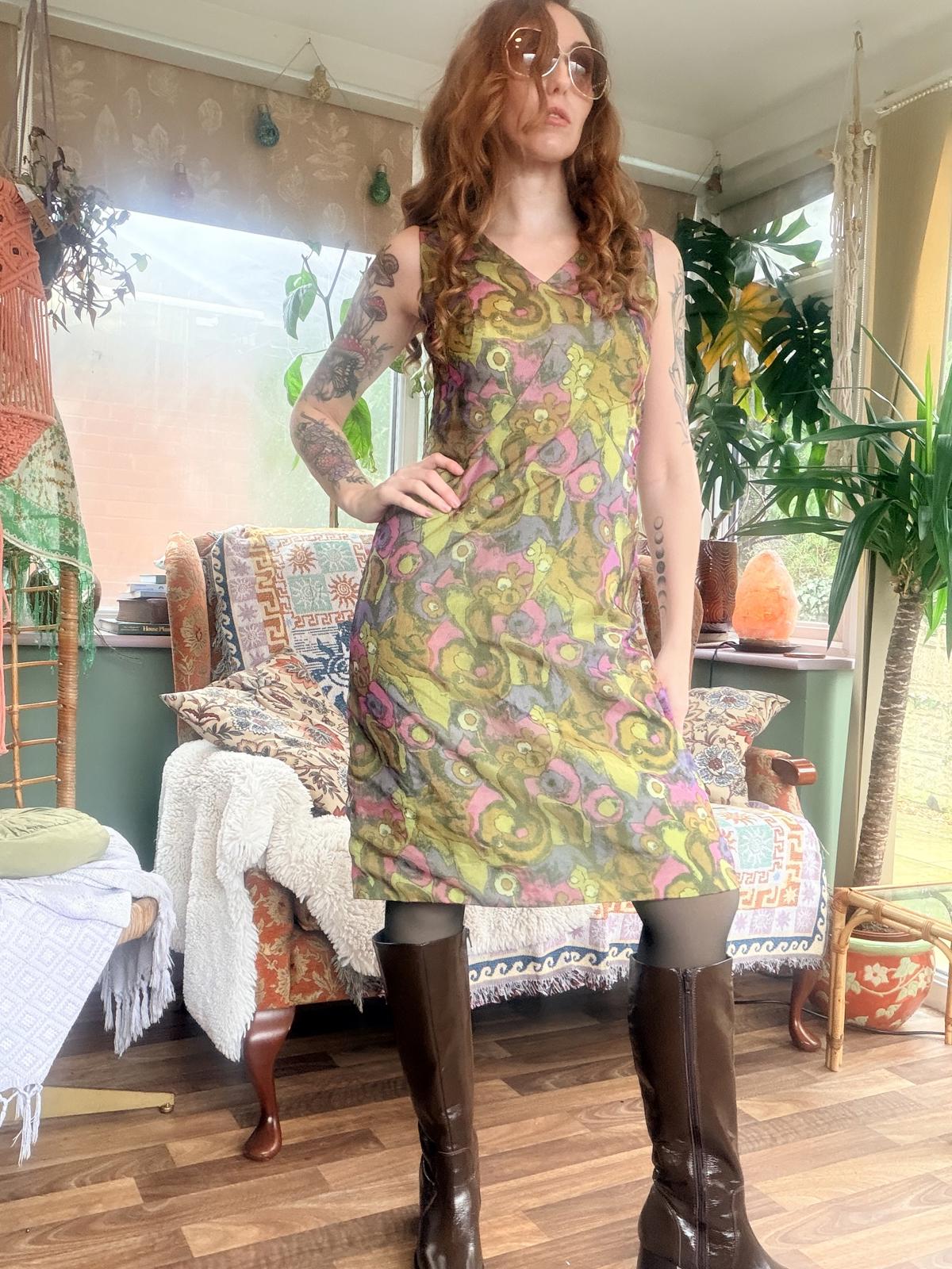 Vintage 1960s shift dress size 10 green Psychedelic Sleeveless Gogo Mod Dress