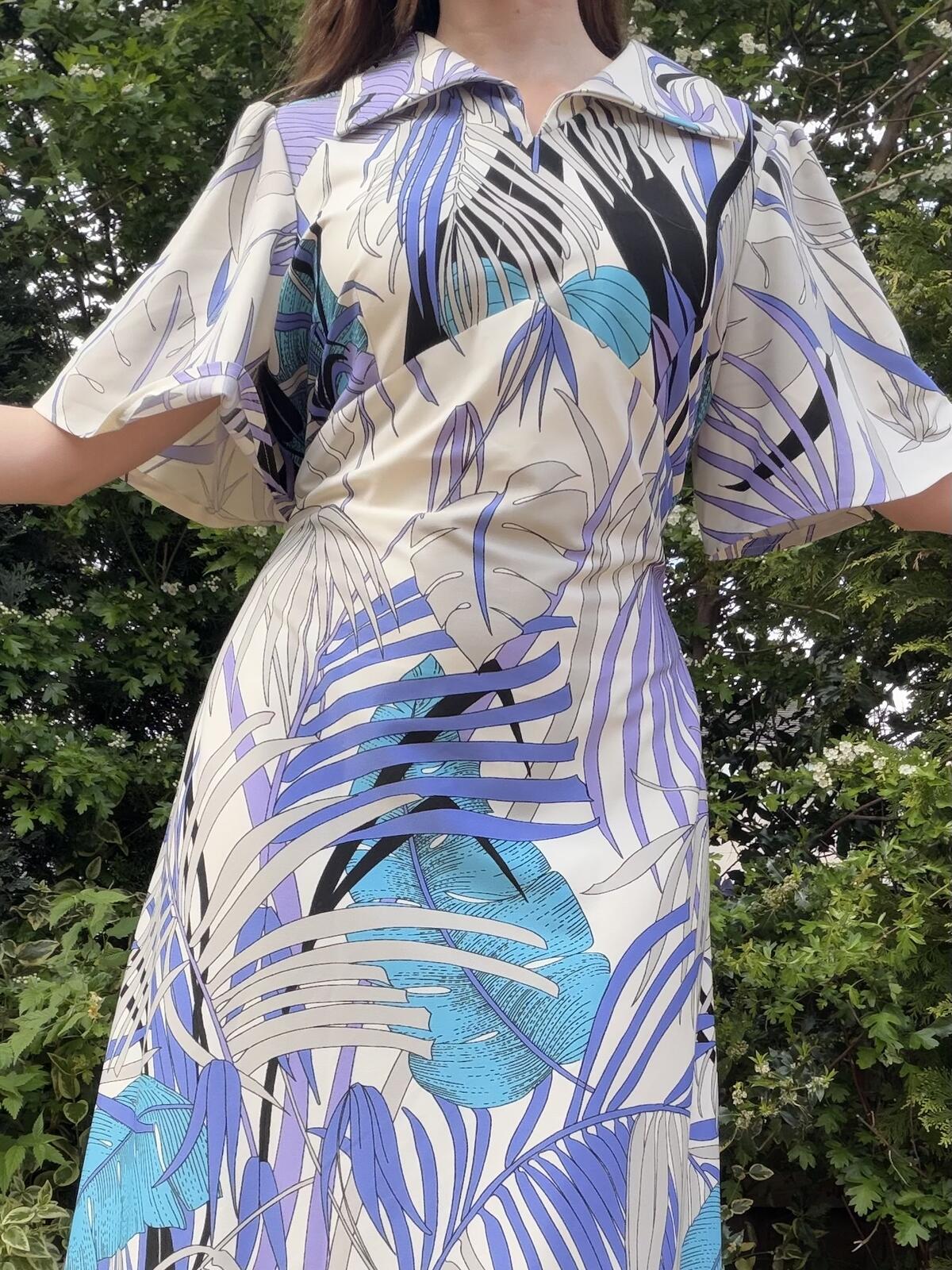 Vintage 1970s Maxi Dress with Abstract Leaf Print and Flared Sleeves Size 20