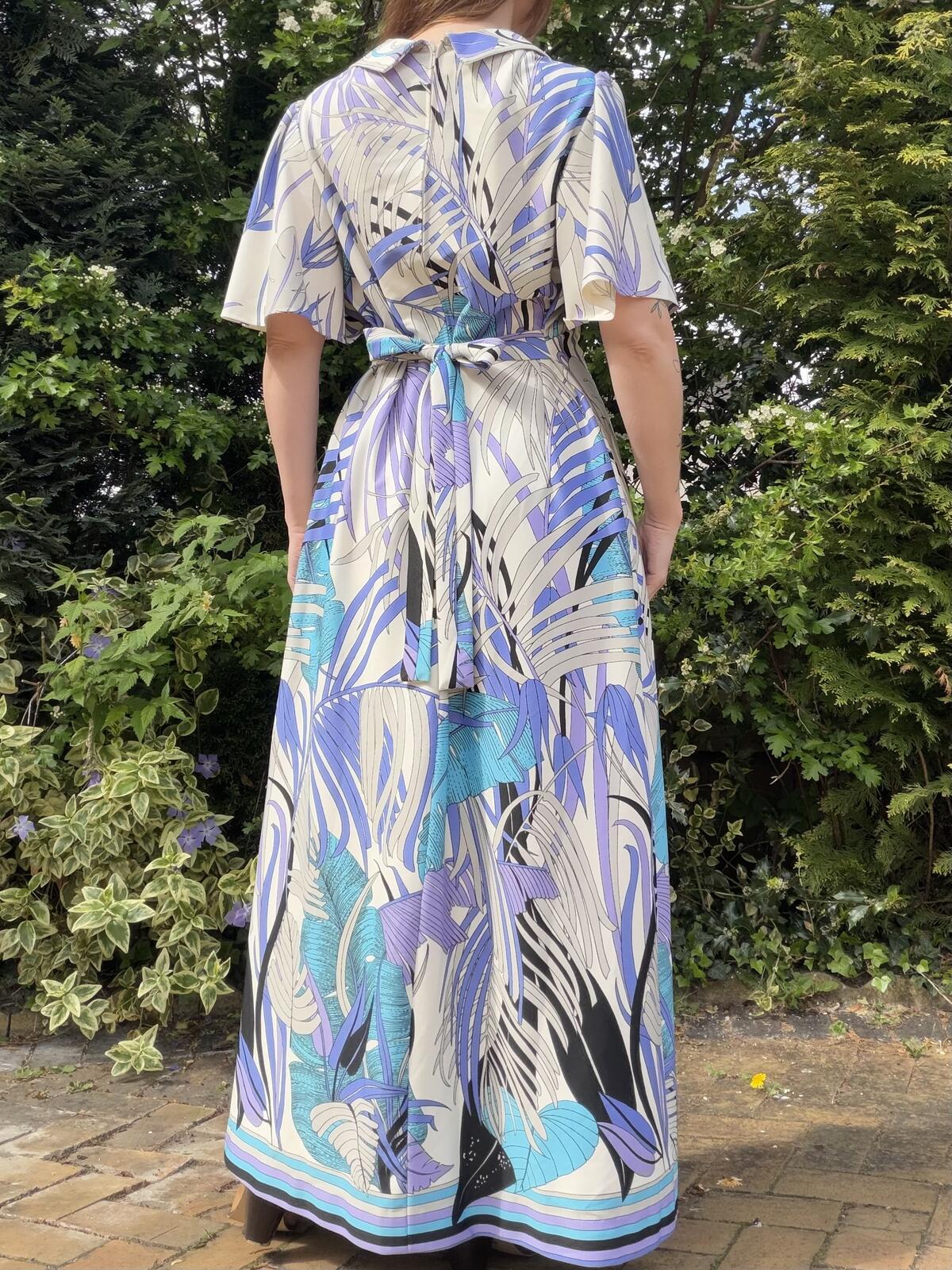 Vintage 1970s Maxi Dress with Abstract Leaf Print and Flared Sleeves Size 20