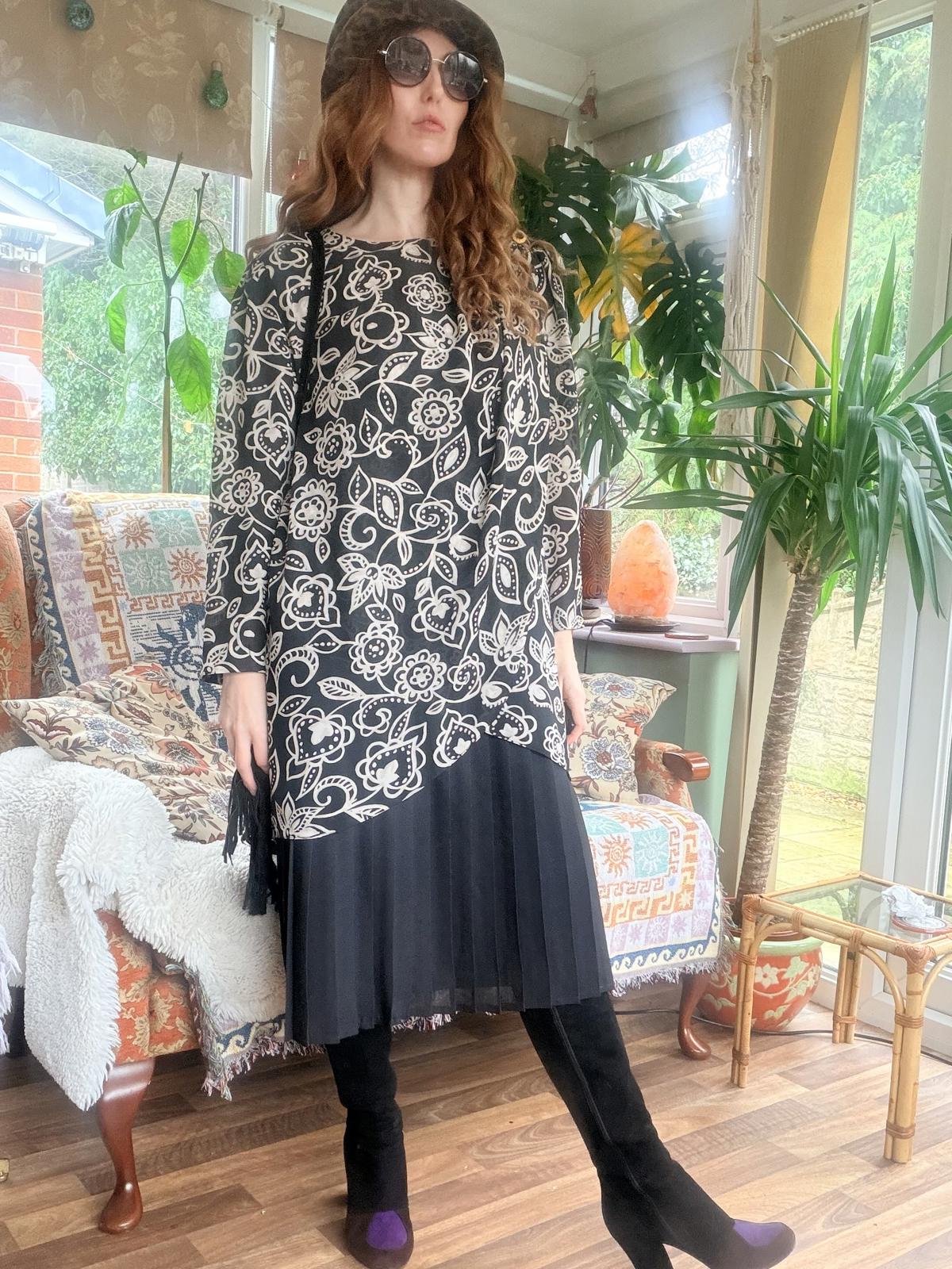 Vintage 1980s pleated dress size 14 Black and Cream Patterned Long Sleeve