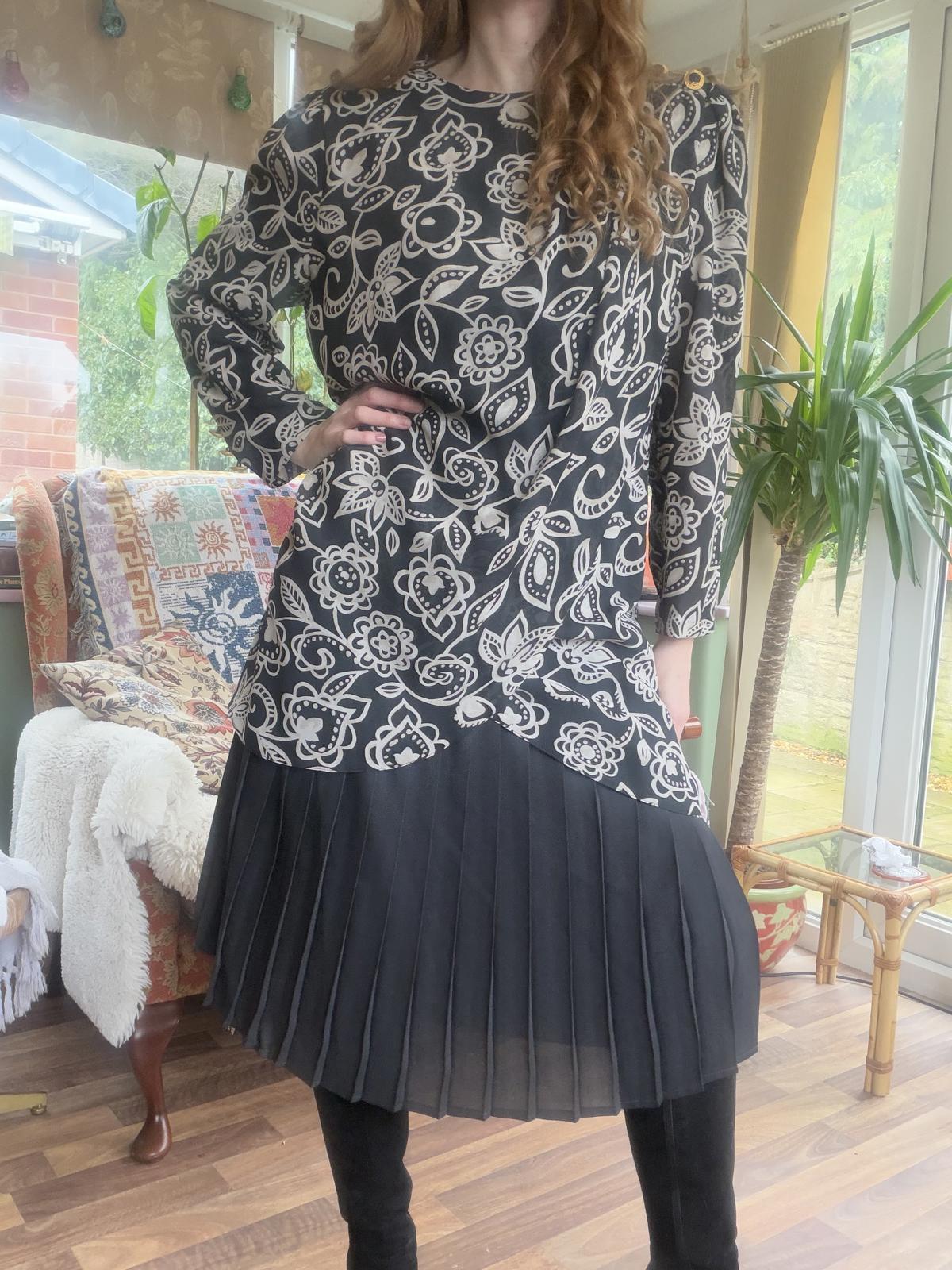 Vintage 1980s pleated dress size 14 Black and Cream Patterned Long Sleeve