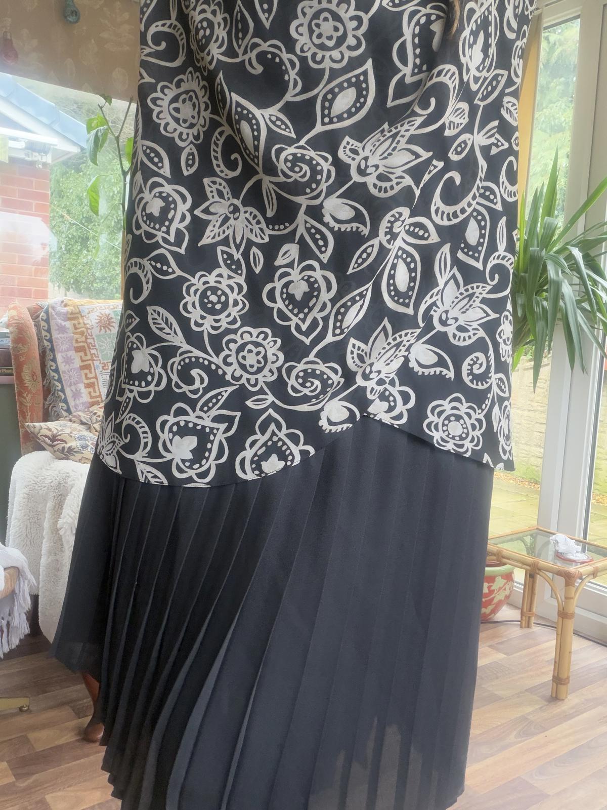 Vintage 1980s pleated dress size 14 Black and Cream Patterned Long Sleeve