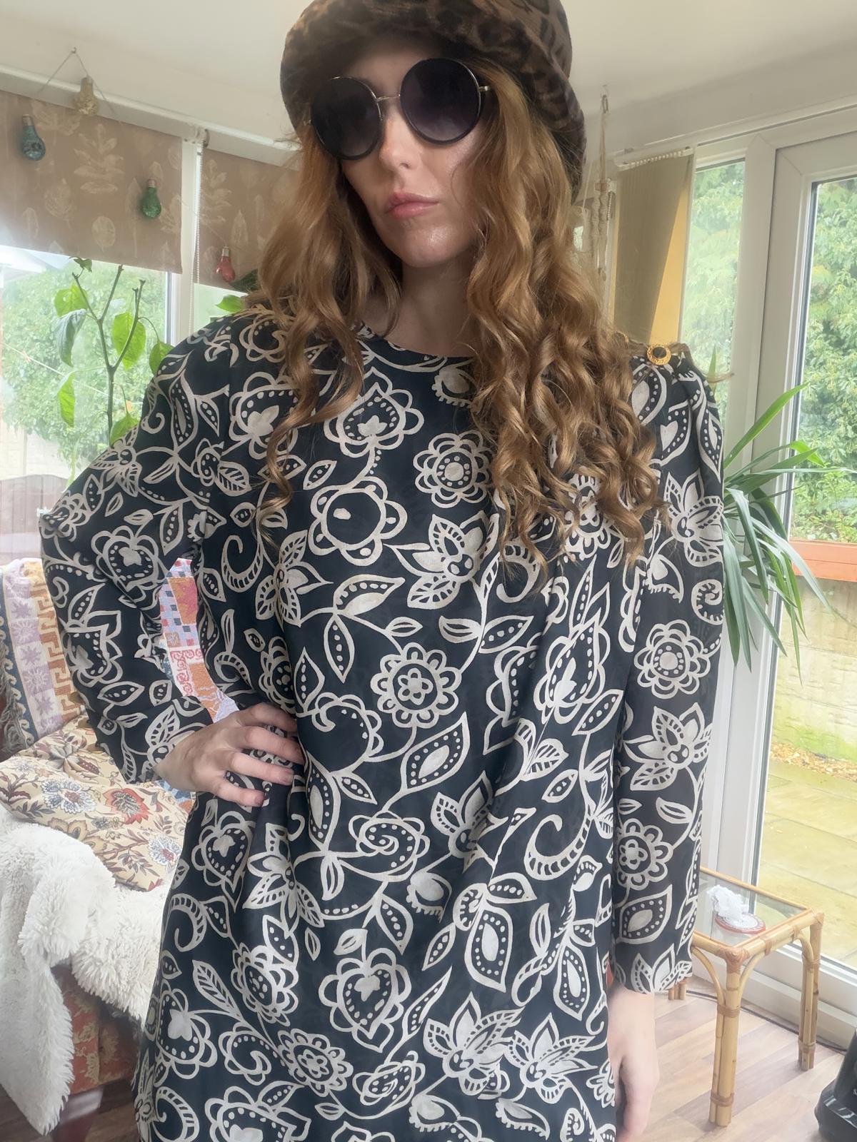 Vintage 1980s pleated dress size 14 Black and Cream Patterned Long Sleeve