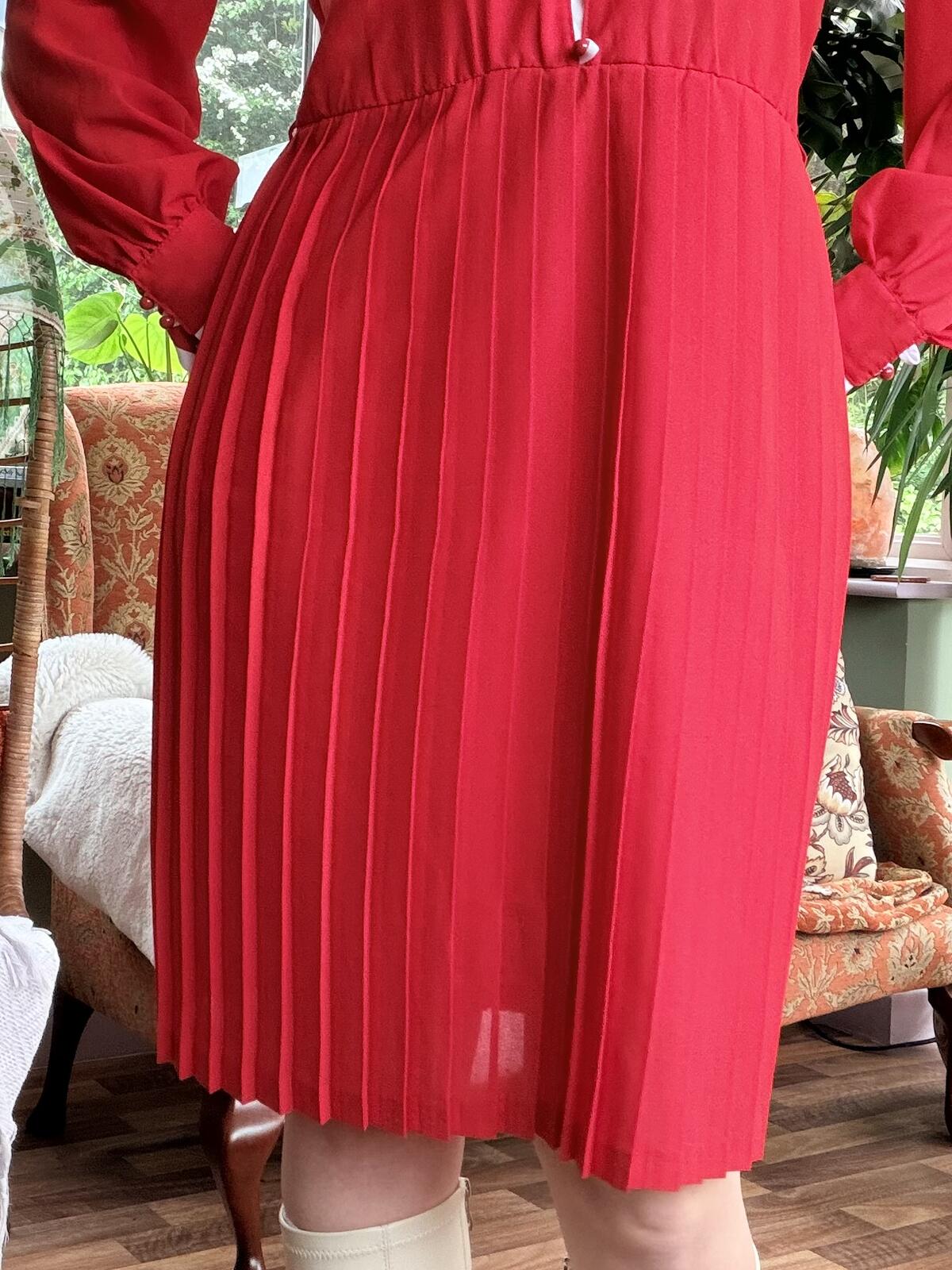 Vintage 1960s Shirt Dress Red Long Sleeve Pleated with White Collar and Cuffs 14