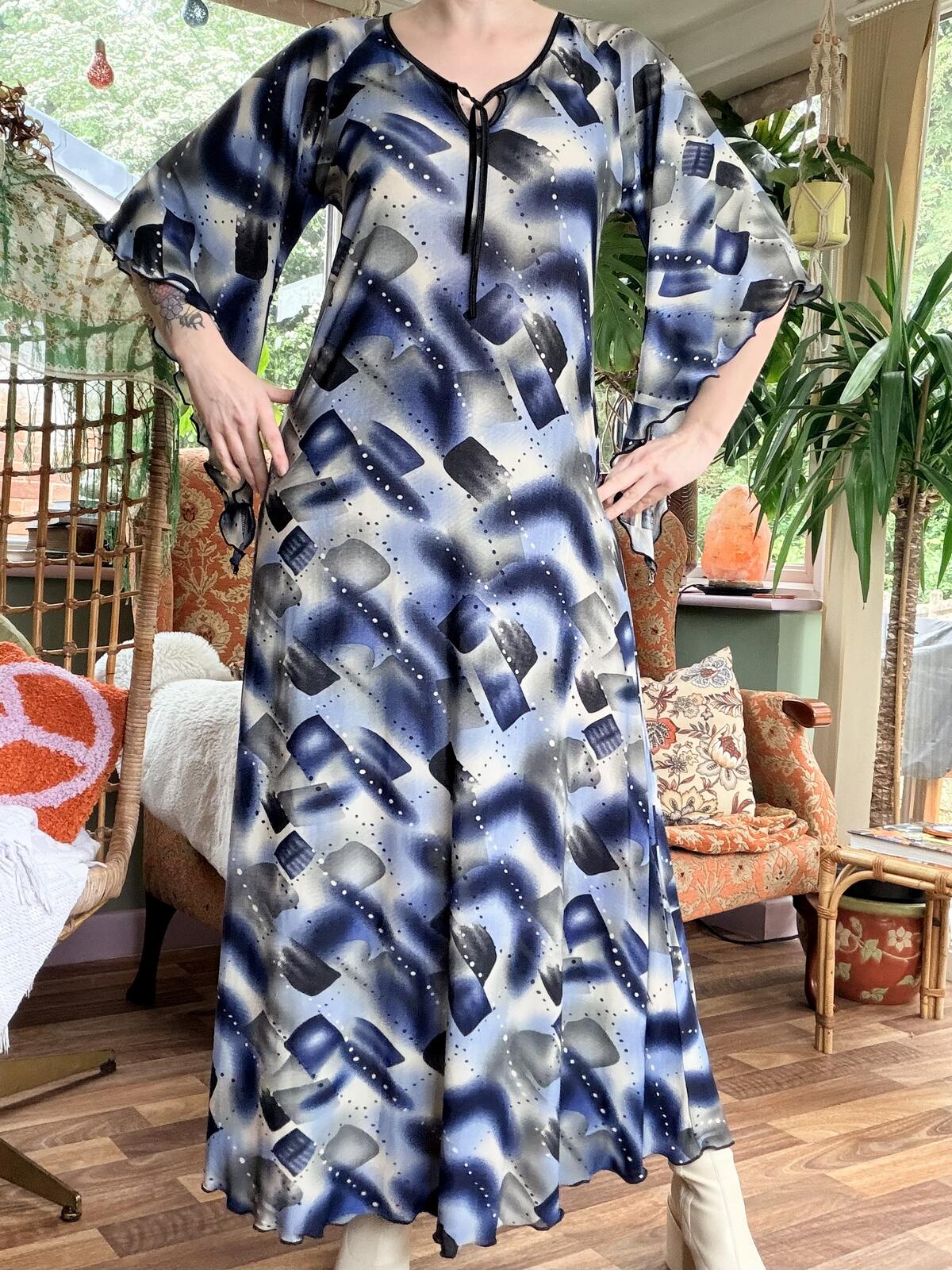 Vintage 1970s Maxi Dress with Flared Sleeves Blue Black Abstract Pattern 14 16