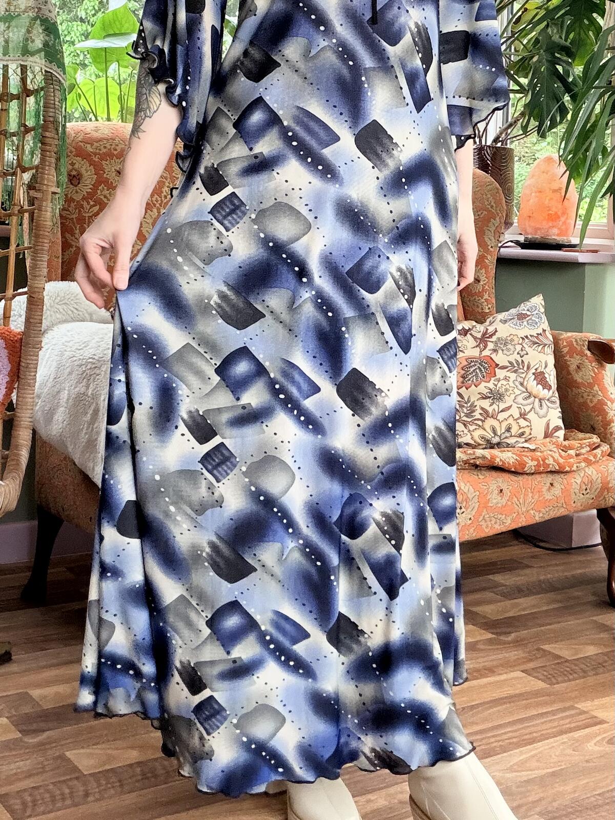 Vintage 1970s Maxi Dress with Flared Sleeves Blue Black Abstract Pattern 14 16