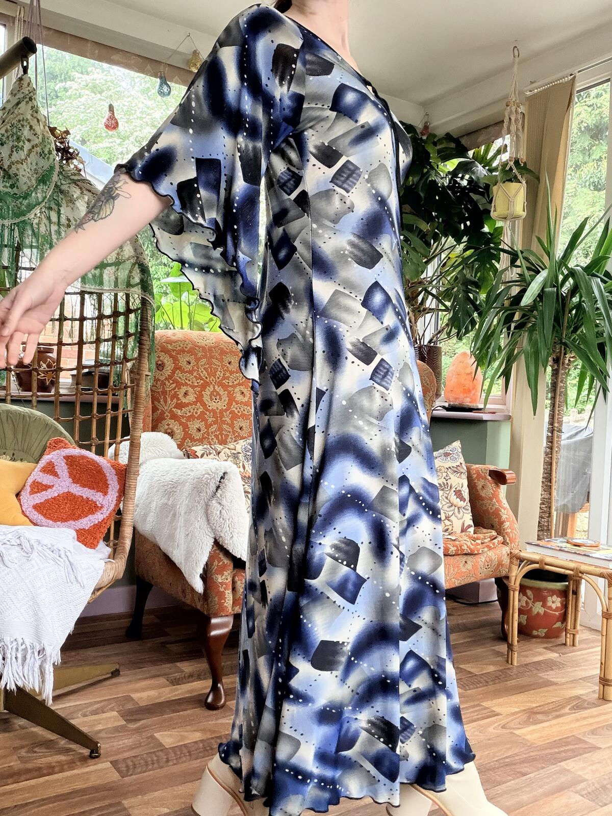 Vintage 1970s Maxi Dress with Flared Sleeves Blue Black Abstract Pattern 14 16