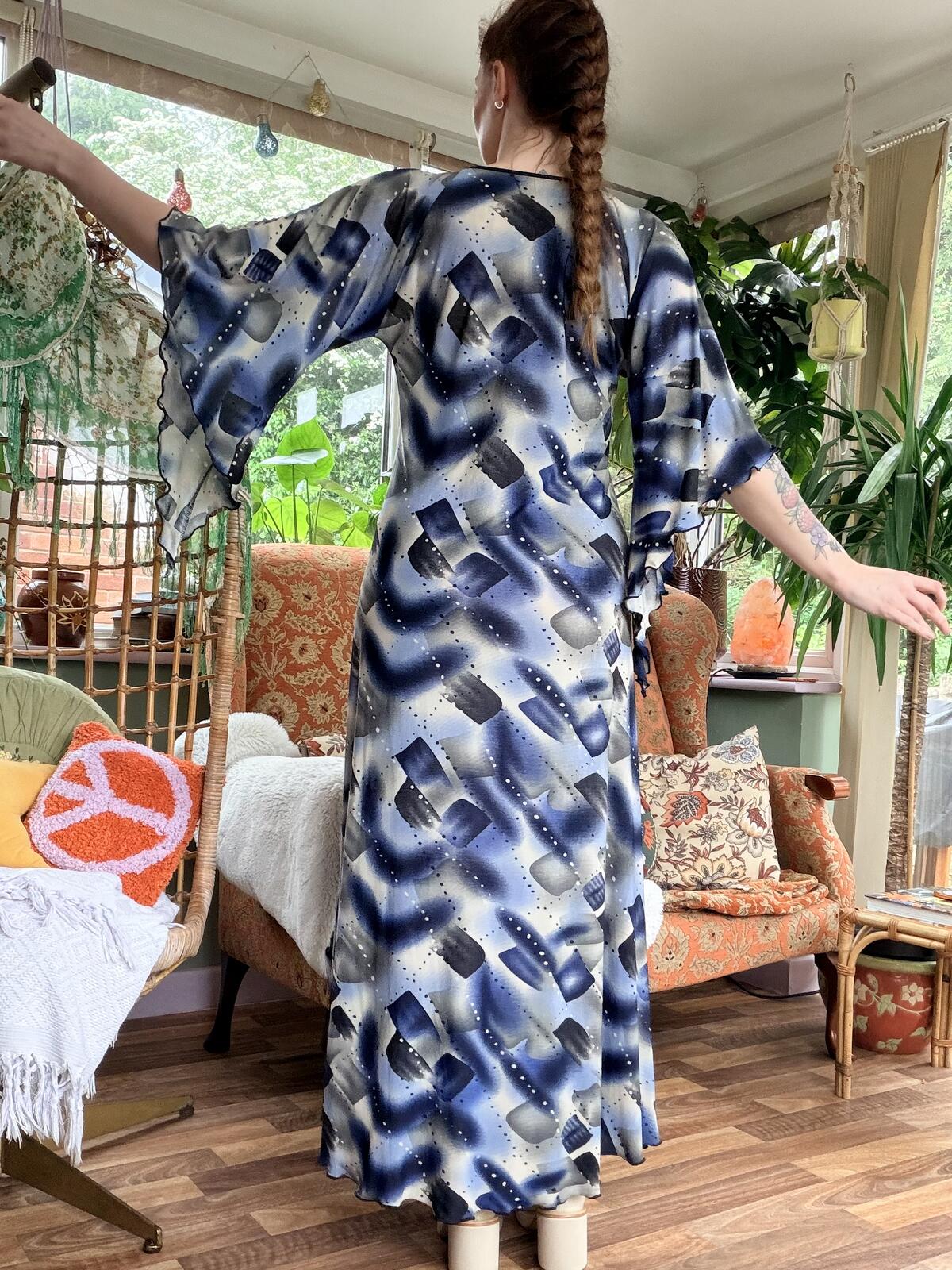 Vintage 1970s Maxi Dress with Flared Sleeves Blue Black Abstract Pattern 14 16