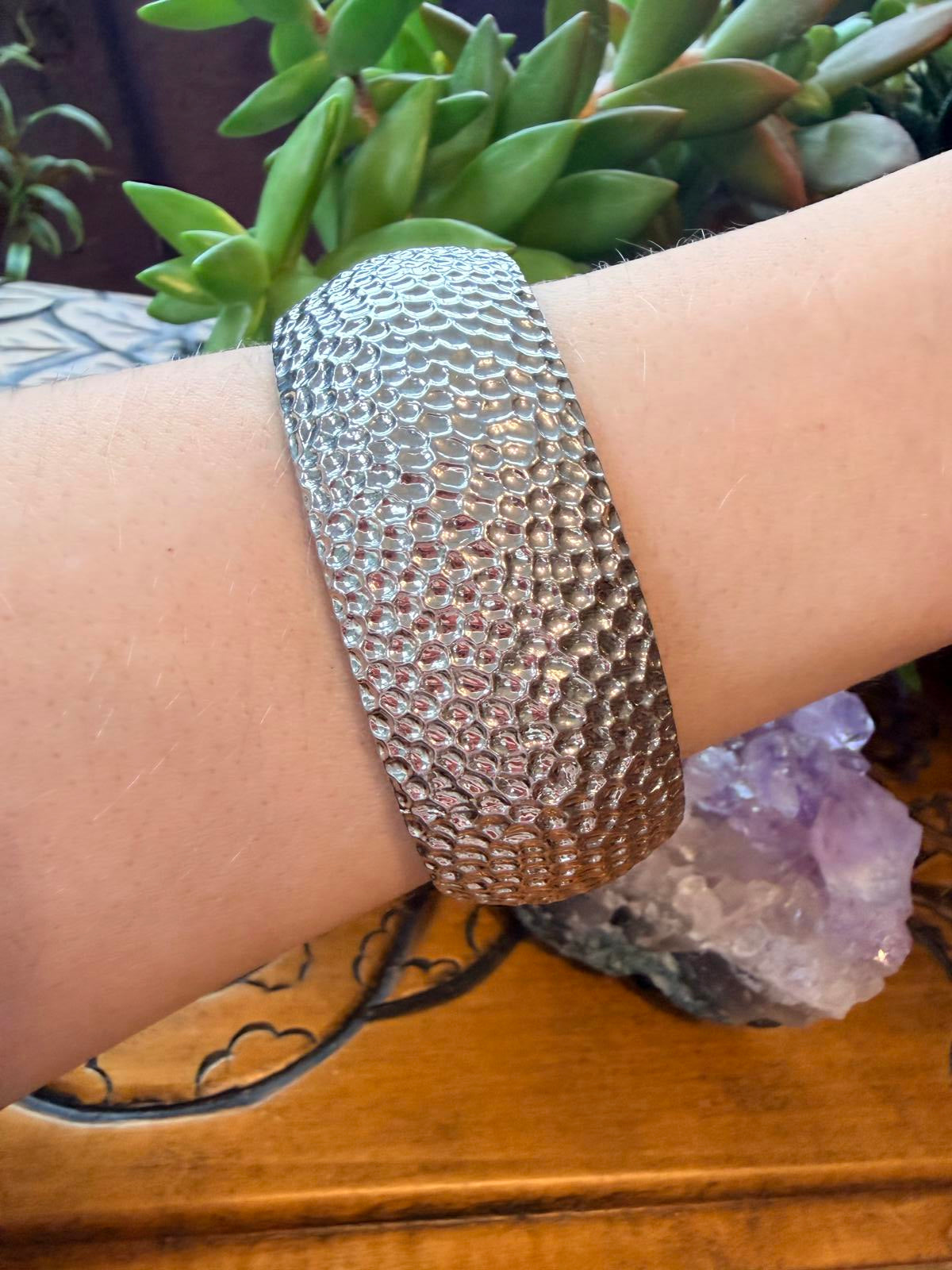 Vintage metal cuff bracelet Textured hammered Silver Tone Bangle hinged spring