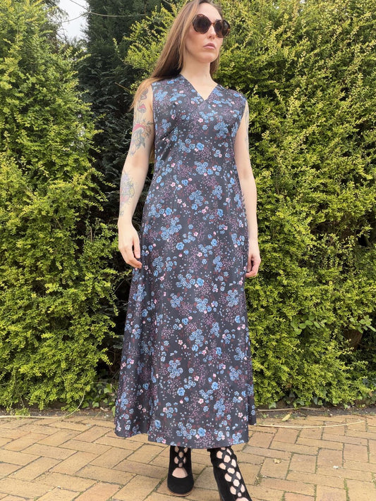 Vintage 1970s Long Dress Sleeveless Floral Maxi Dress with V Neck Size 16