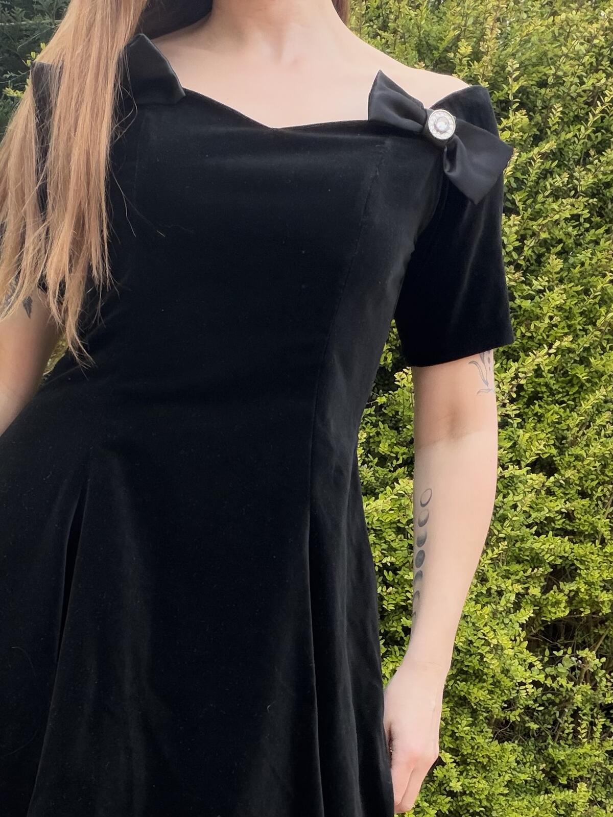 Vintage 1990s Party Dress Black Velvet with Bow 100% Cotton By Vera Mont Size 12