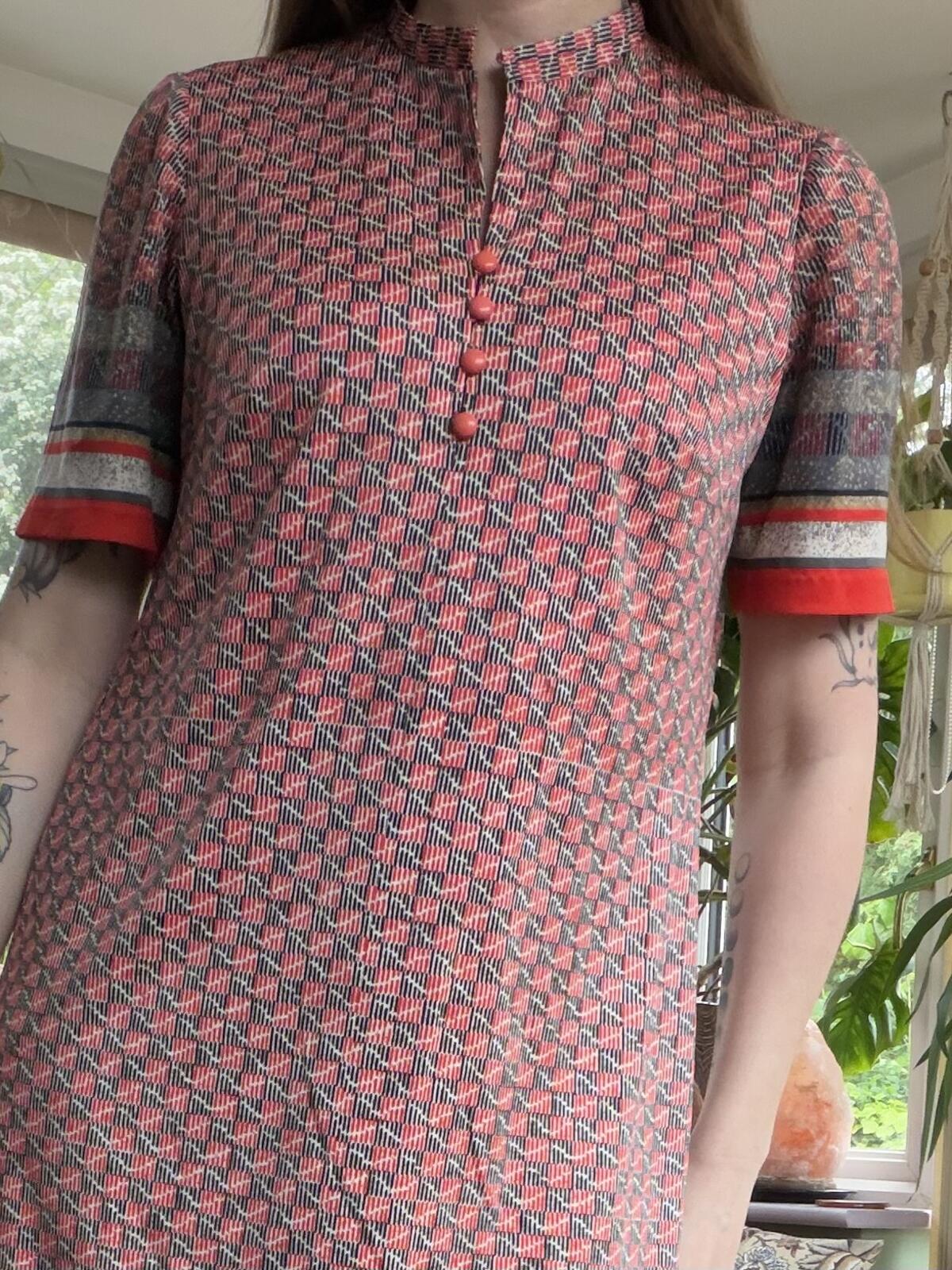 Vintage 1970s Shirt Dress Patterned Midi Dress with Red and Grey Accents Size 14