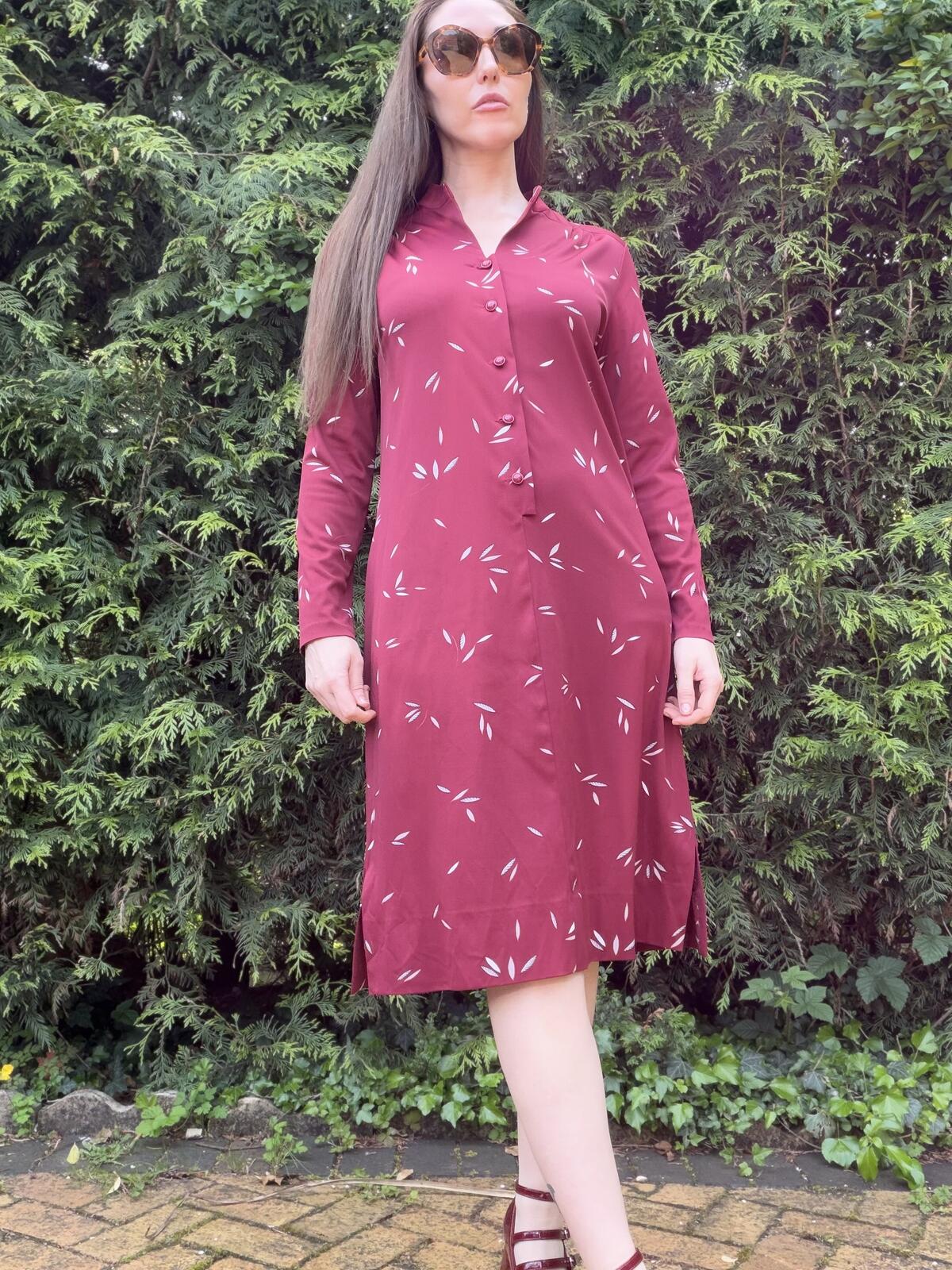 Vintage 1970s Shirt Dress Long Sleeve Button Up Dress Leaf Pattern Red Size 14