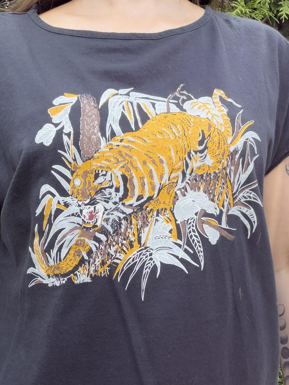 Vintage 1990s Black T-Shirt with Yellow Tiger Print 100% Cotton Size 16 to 18