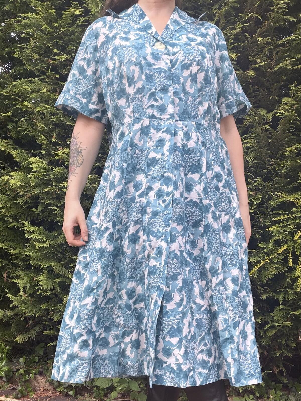Vintage 1980s shirt Dress Blue and White Patterned Midi with Buttons Size 18