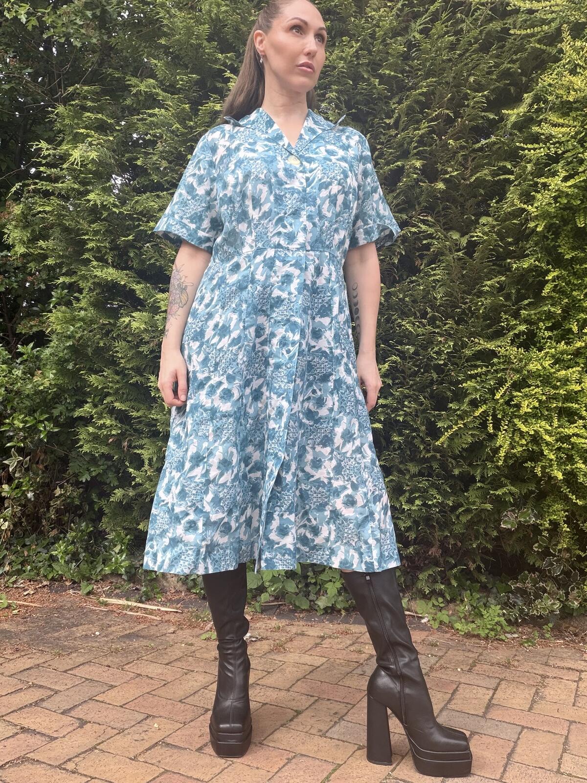 Vintage 1980s shirt Dress Blue and White Patterned Midi with Buttons Size 18