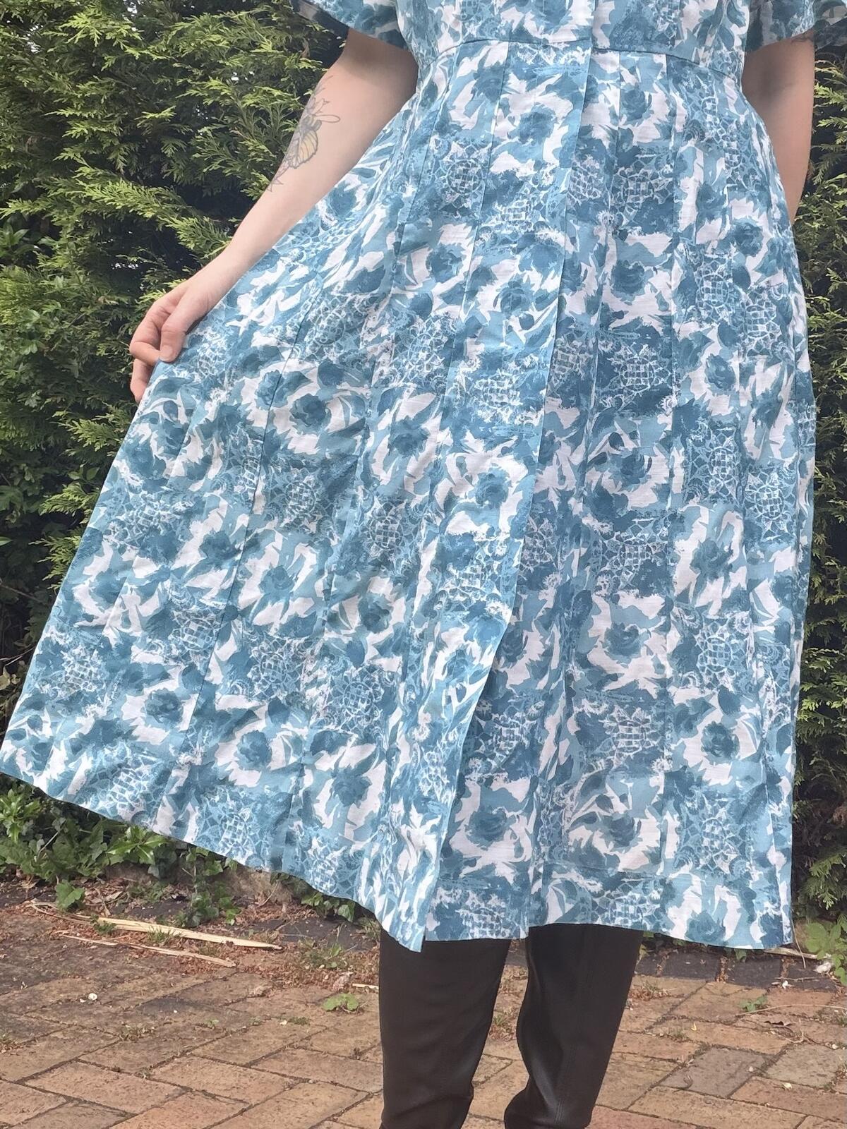Vintage 1980s shirt Dress Blue and White Patterned Midi with Buttons Size 18