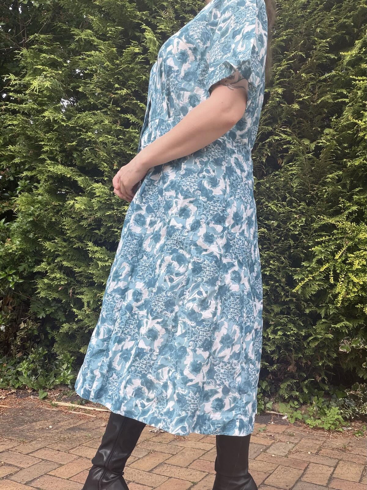 Vintage 1980s shirt Dress Blue and White Patterned Midi with Buttons Size 18