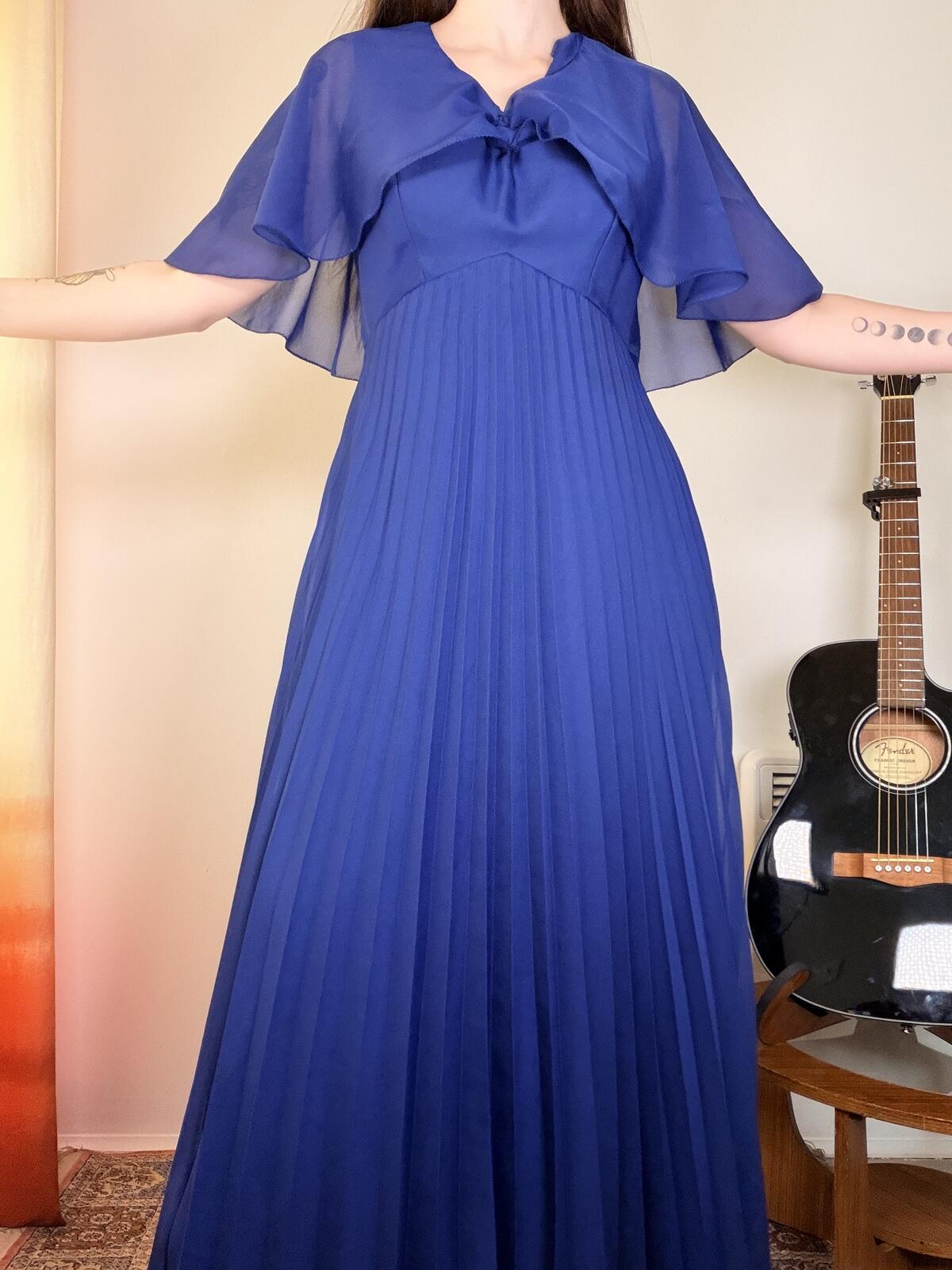 Vintage 1980s long Dress Navy blue pleated maxi dress with cape sleeves size 16