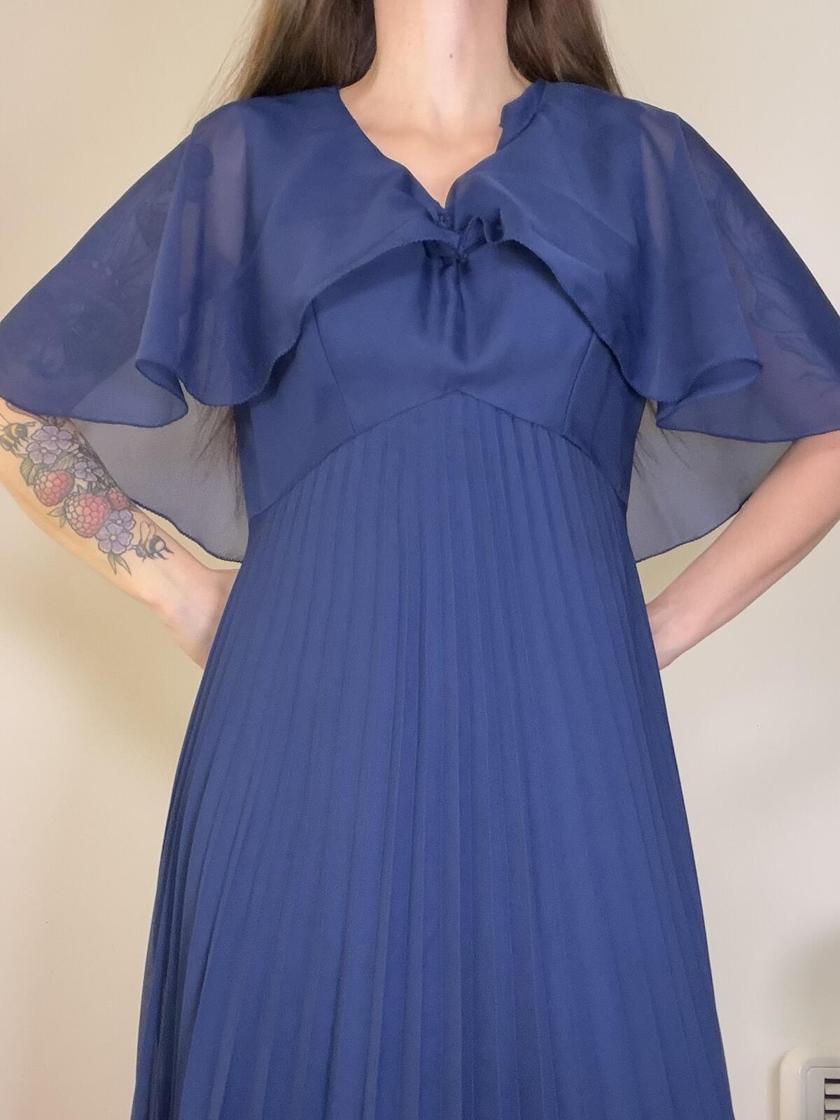 Vintage 1980s long Dress Navy blue pleated maxi dress with cape sleeves size 16