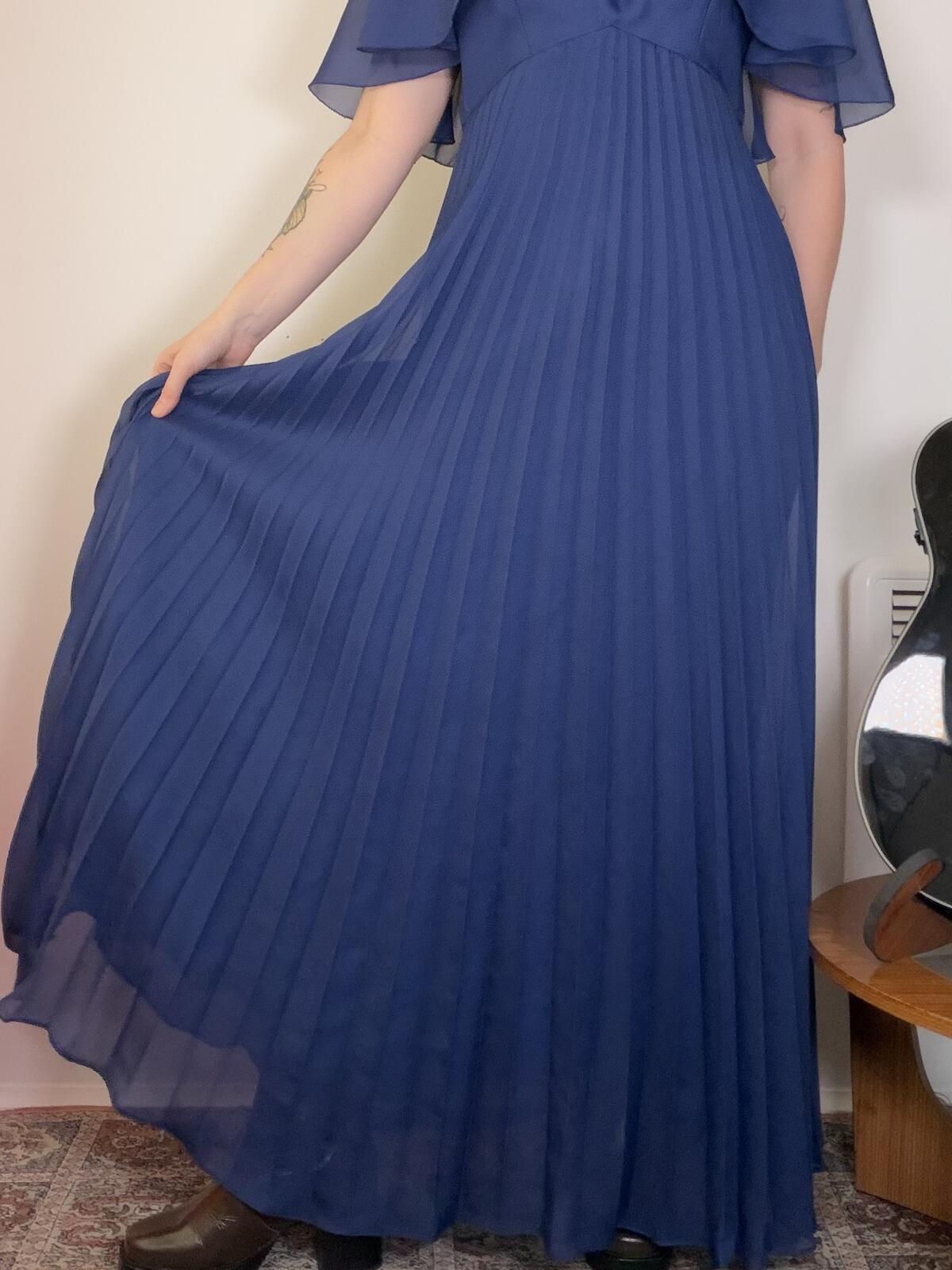 Vintage 1980s long Dress Navy blue pleated maxi dress with cape sleeves size 16