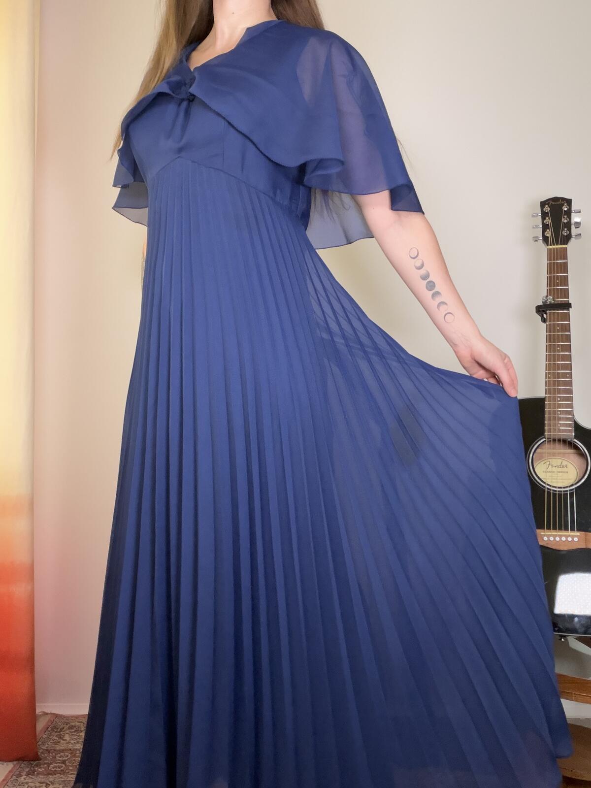 Vintage 1980s long Dress Navy blue pleated maxi dress with cape sleeves size 16