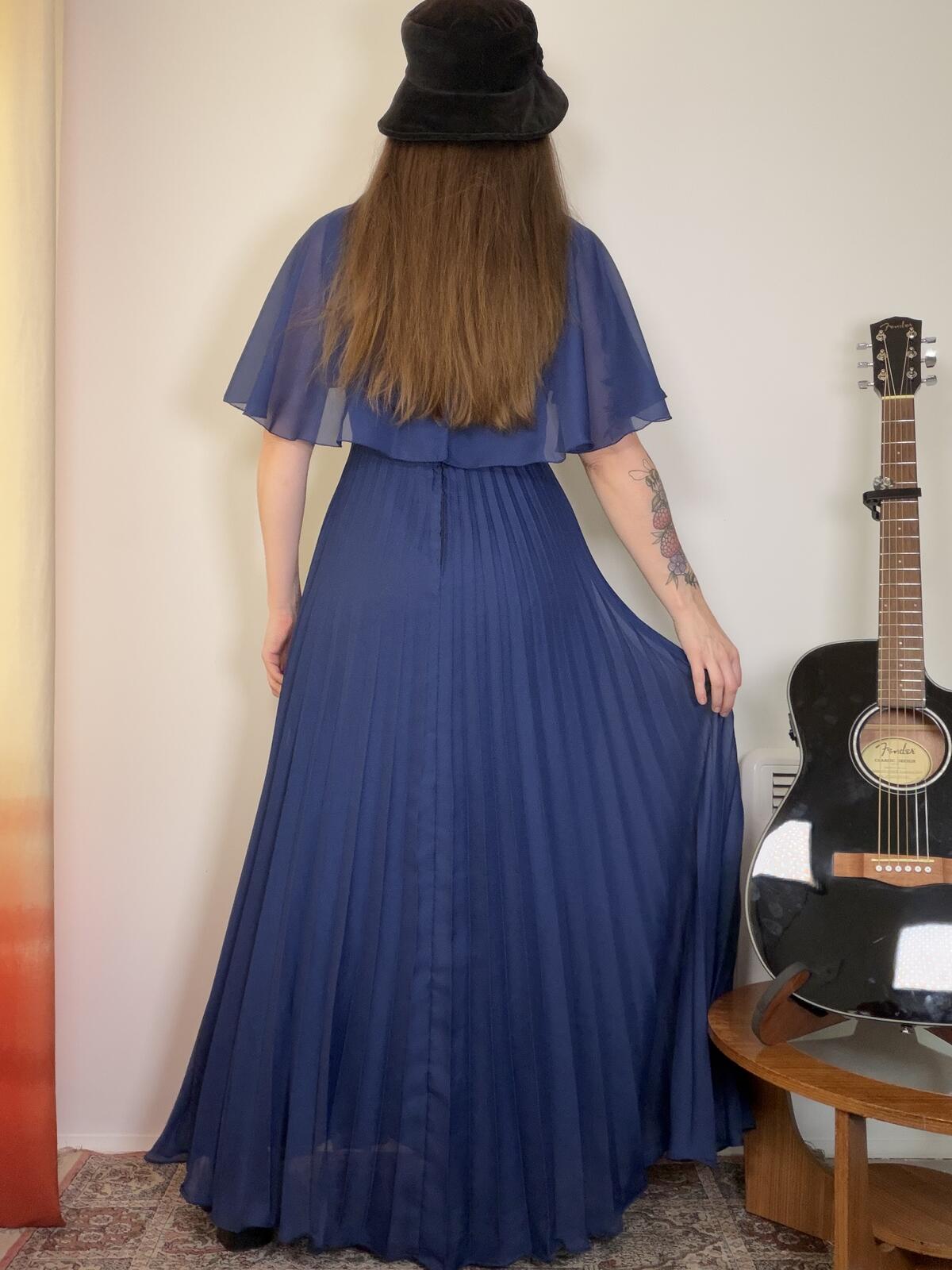 Vintage 1980s long Dress Navy blue pleated maxi dress with cape sleeves size 16
