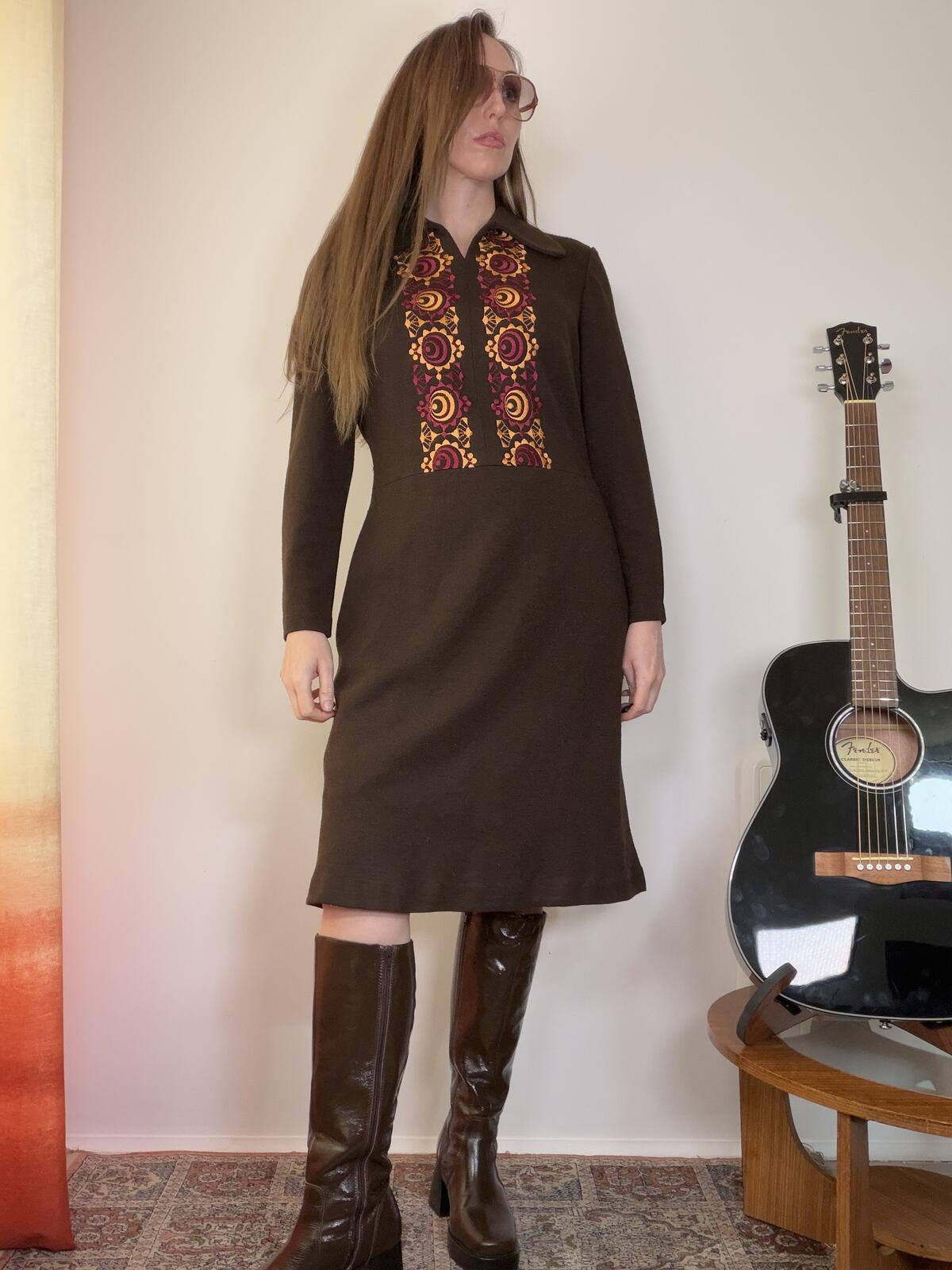 Vintage 1960s retro dress with embroidered bib long sleeve brown size 16