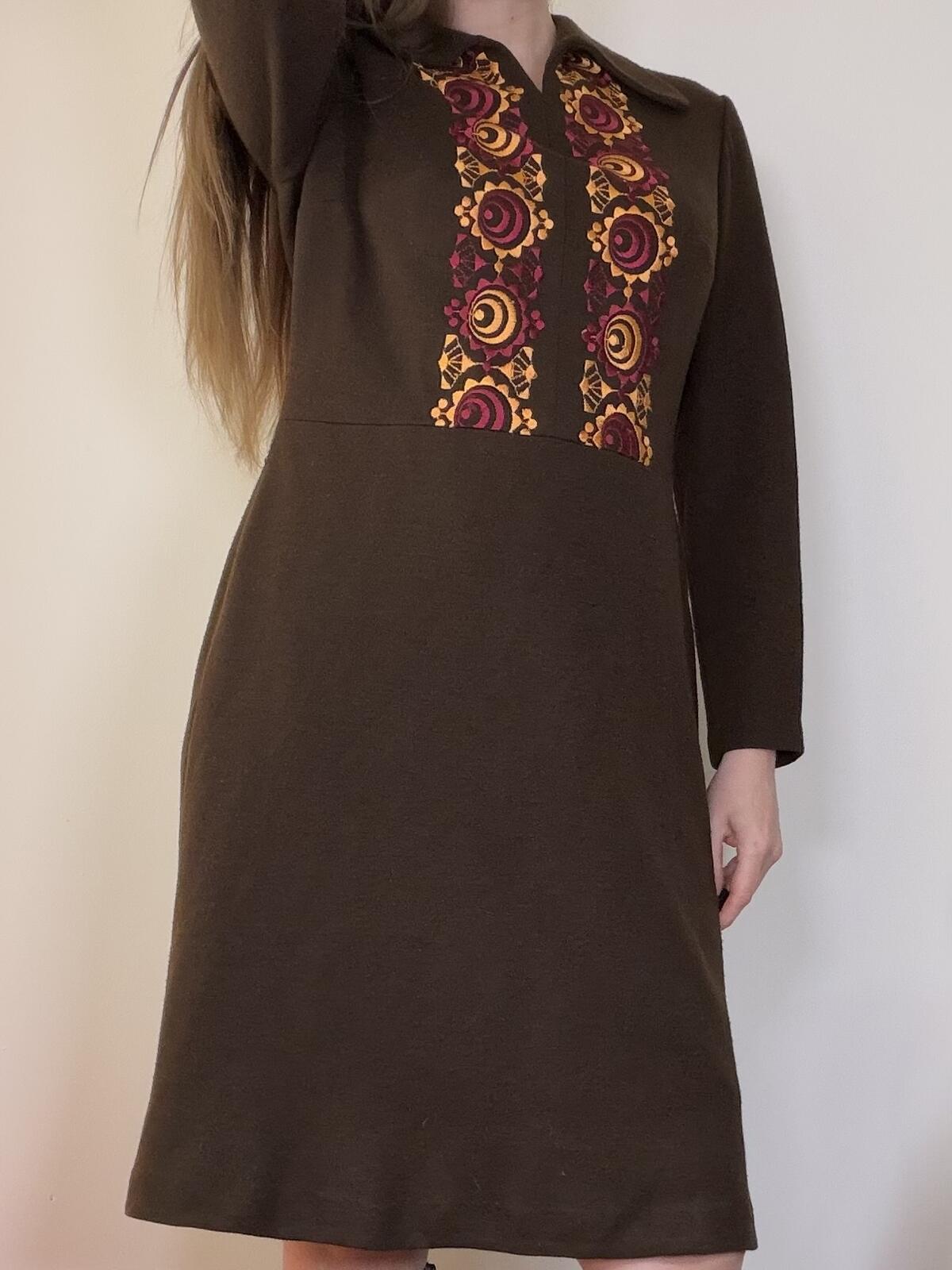 Vintage 1960s retro dress with embroidered bib long sleeve brown size 16