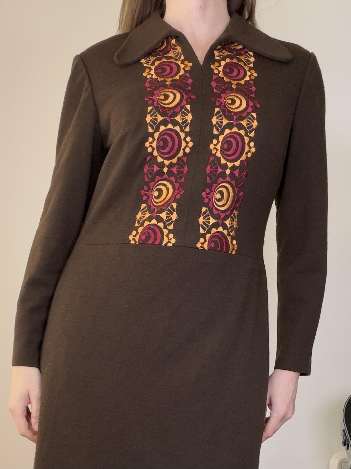 Vintage 1960s retro dress with embroidered bib long sleeve brown size 16