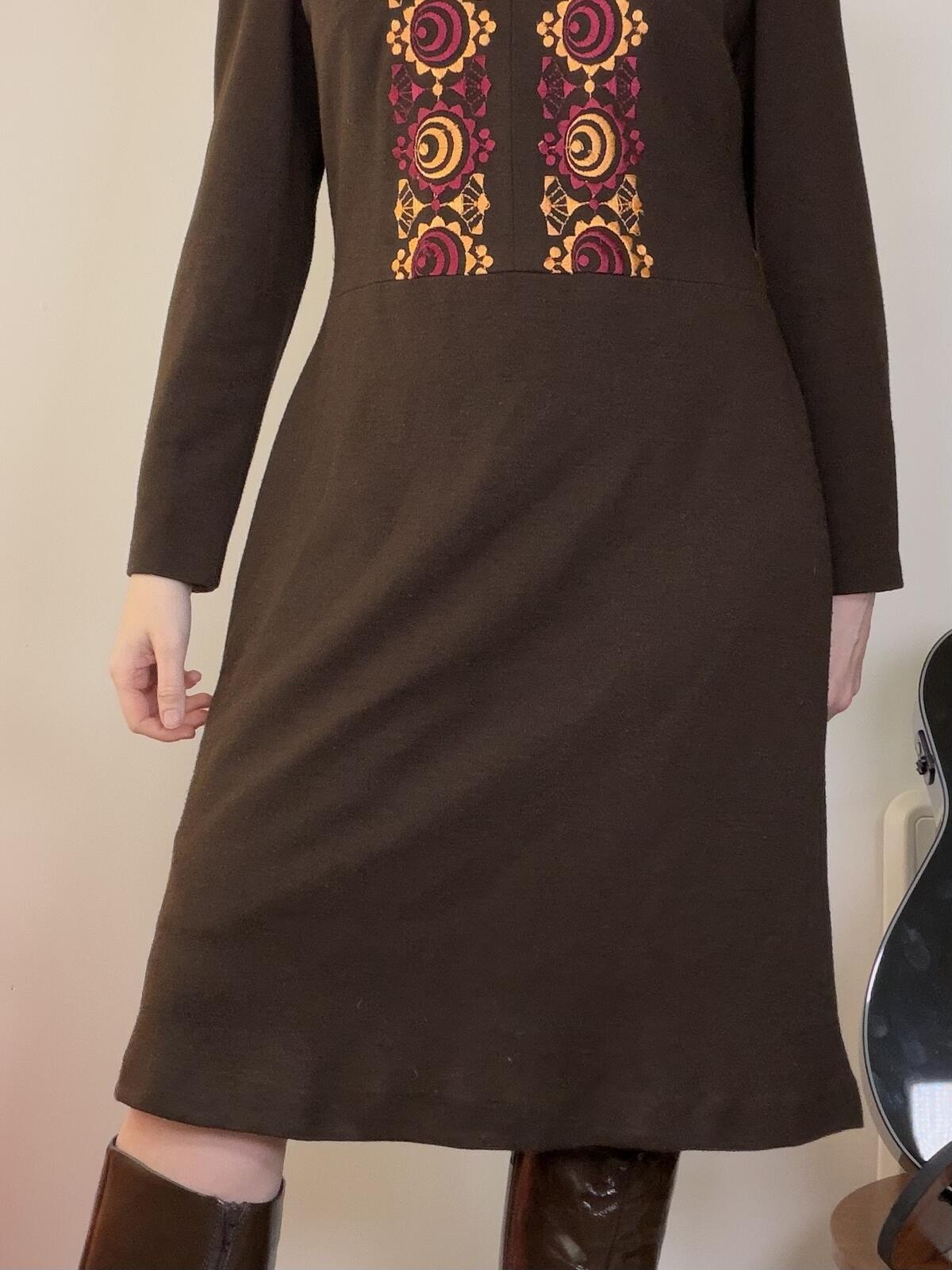 Vintage 1960s retro dress with embroidered bib long sleeve brown size 16
