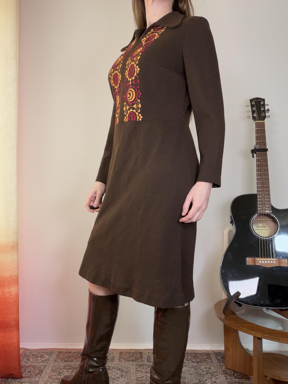 Vintage 1960s retro dress with embroidered bib long sleeve brown size 16