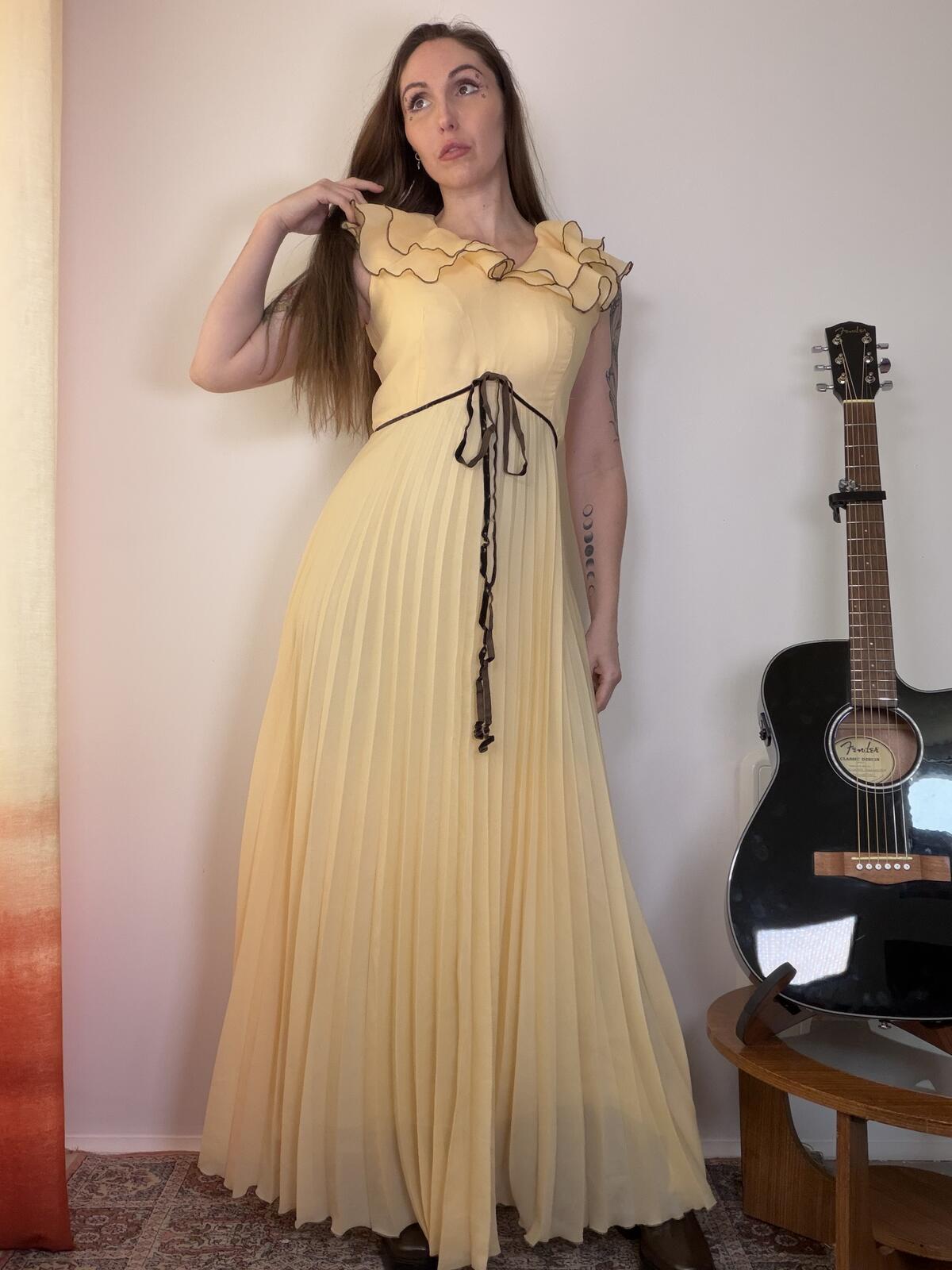 Vintage 1970s Maxi Dress Pleated Long with Ruffle Neckline and Waist Tie Size 10