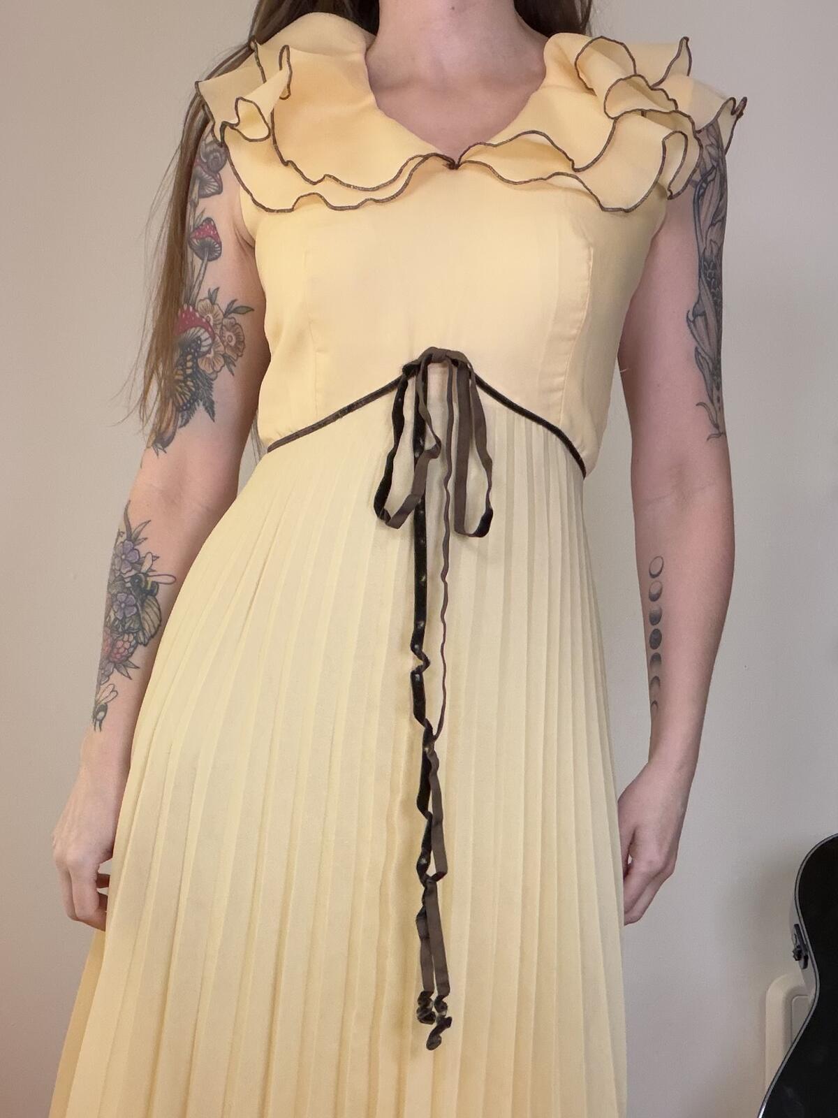 Vintage 1970s Maxi Dress Pleated Long with Ruffle Neckline and Waist Tie Size 10