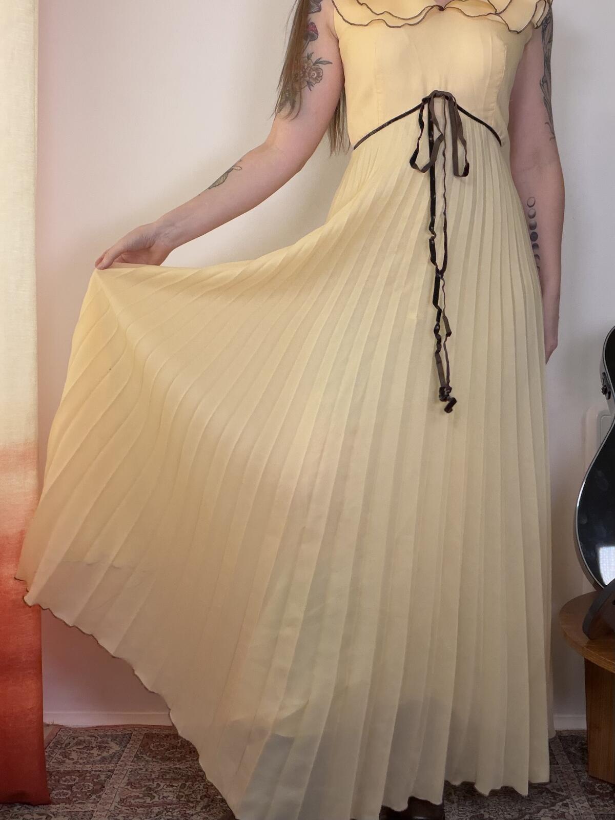 Vintage 1970s Maxi Dress Pleated Long with Ruffle Neckline and Waist Tie Size 10
