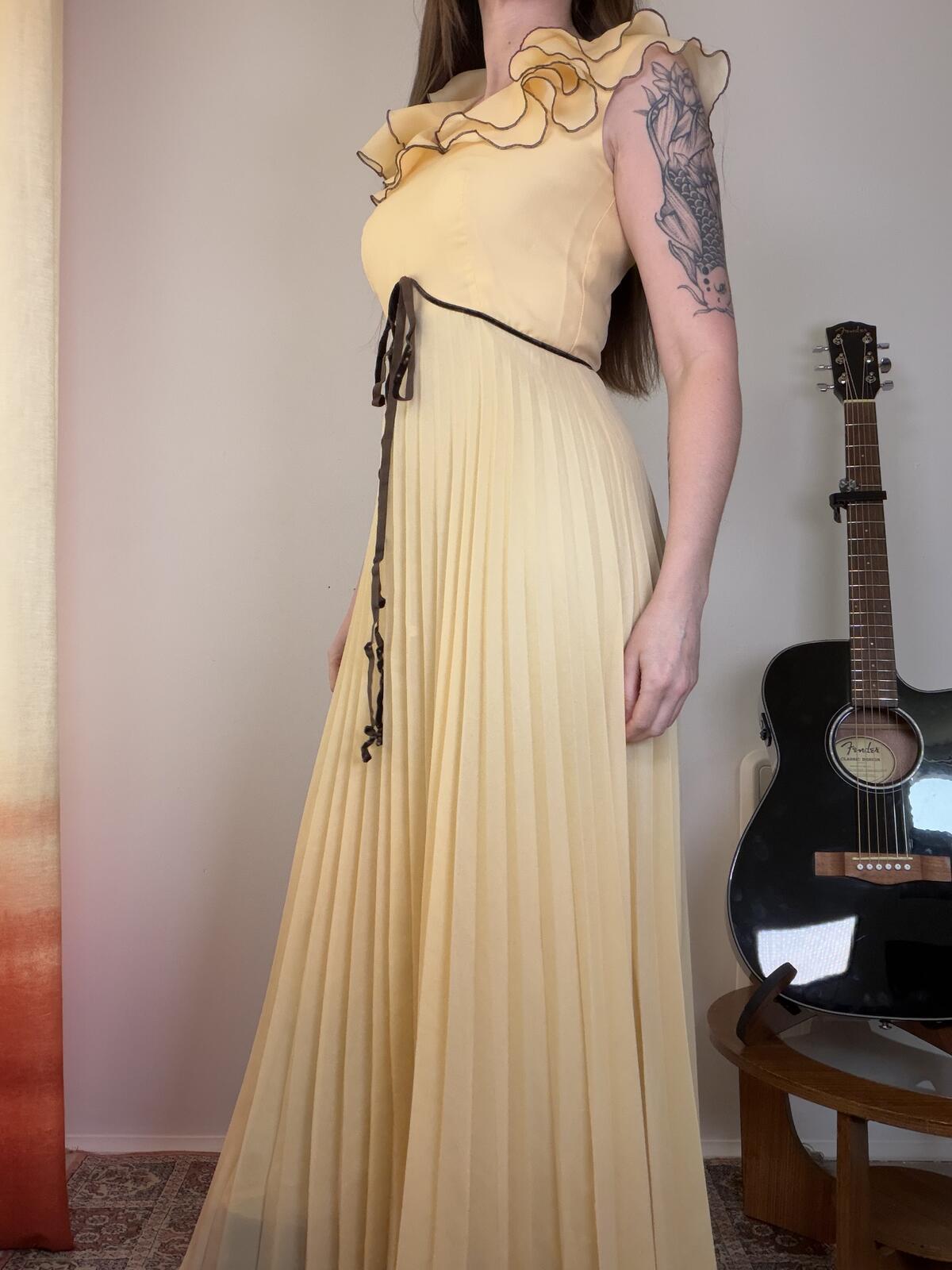 Vintage 1970s Maxi Dress Pleated Long with Ruffle Neckline and Waist Tie Size 10