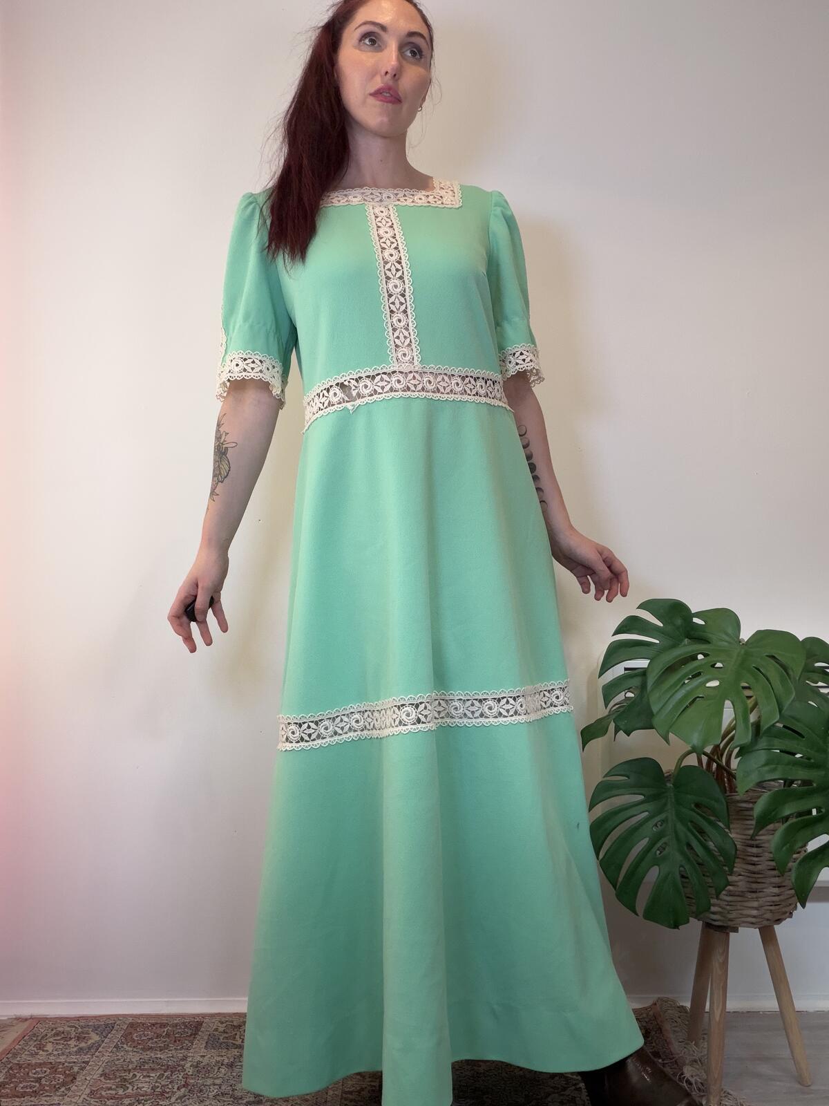 Vintage 1960s Prairie Dress Green Maxi Dress with Cream Lace Trim Size 18