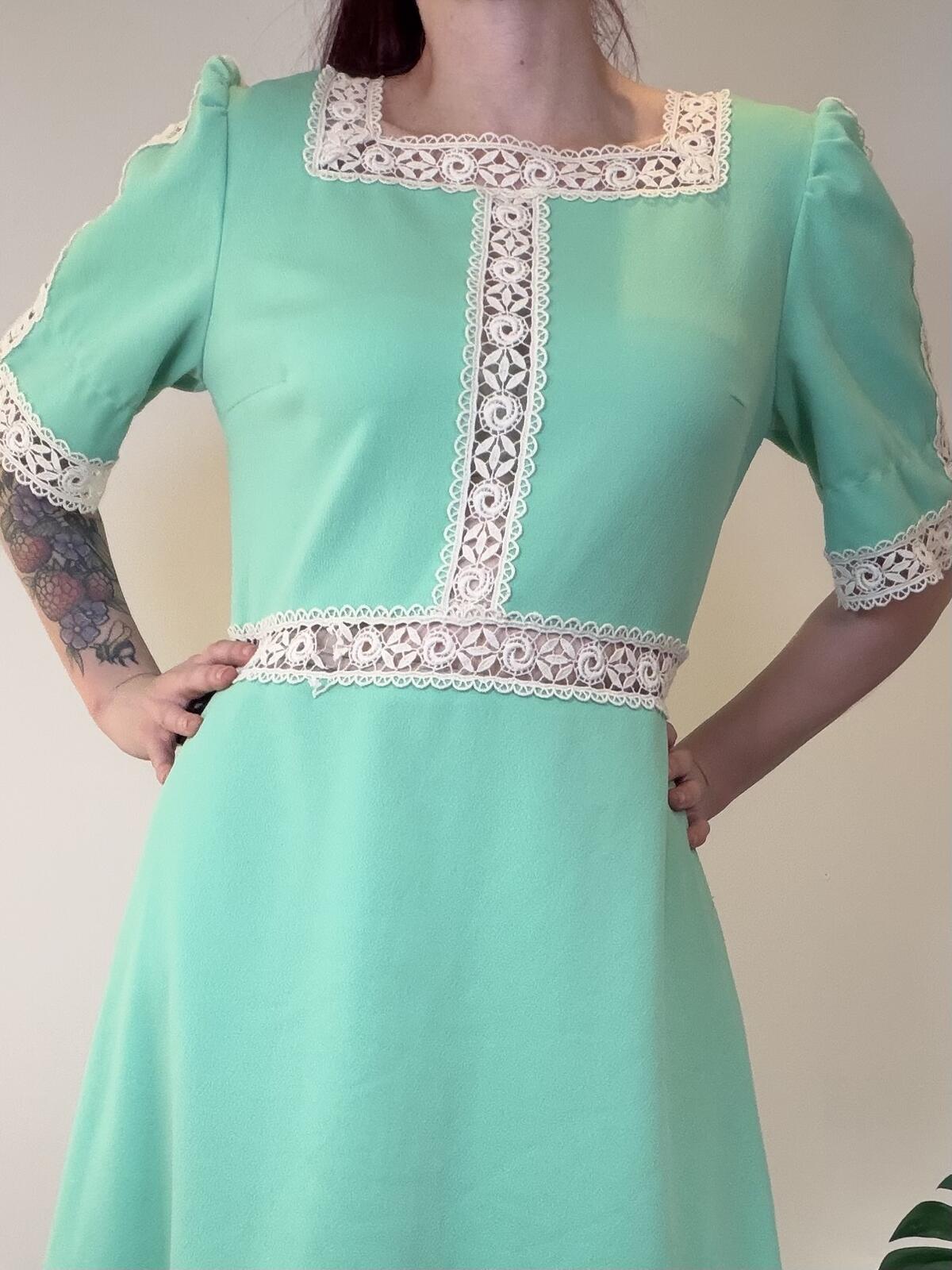 Vintage 1960s Prairie Dress Green Maxi Dress with Cream Lace Trim Size 18