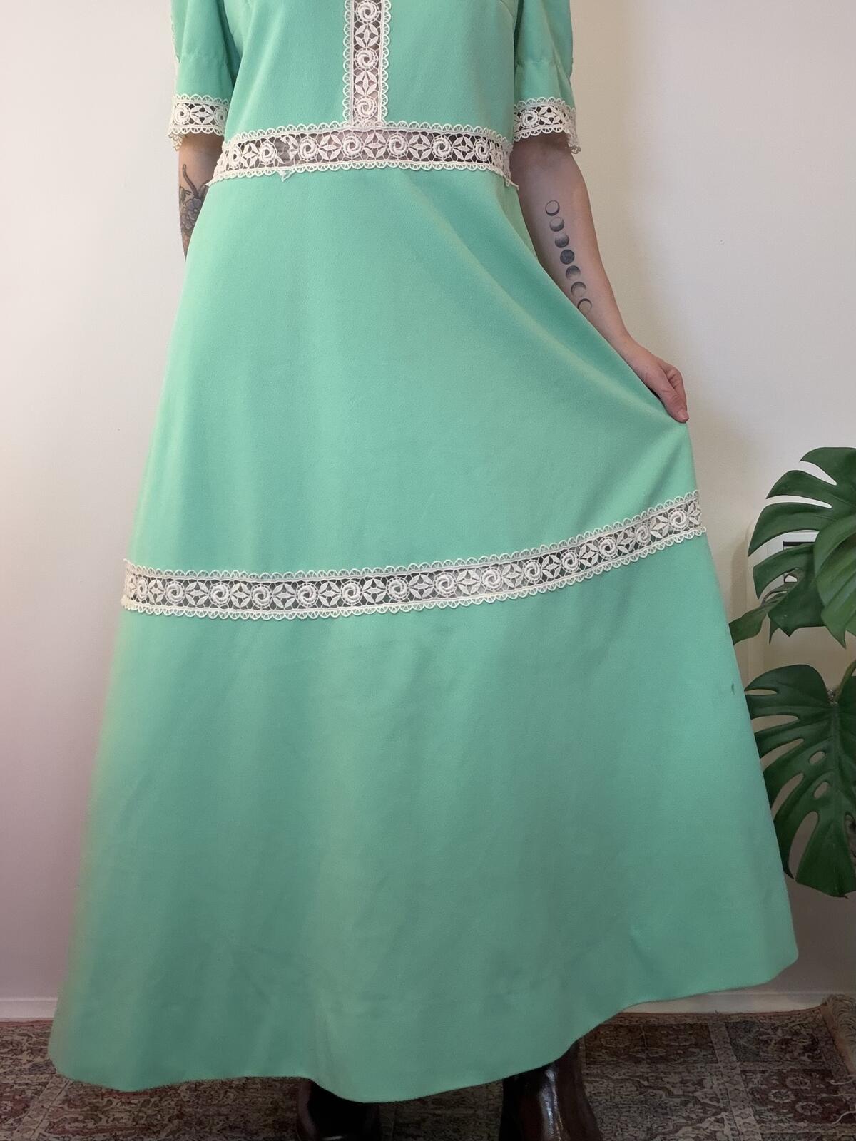 Vintage 1960s Prairie Dress Green Maxi Dress with Cream Lace Trim Size 18