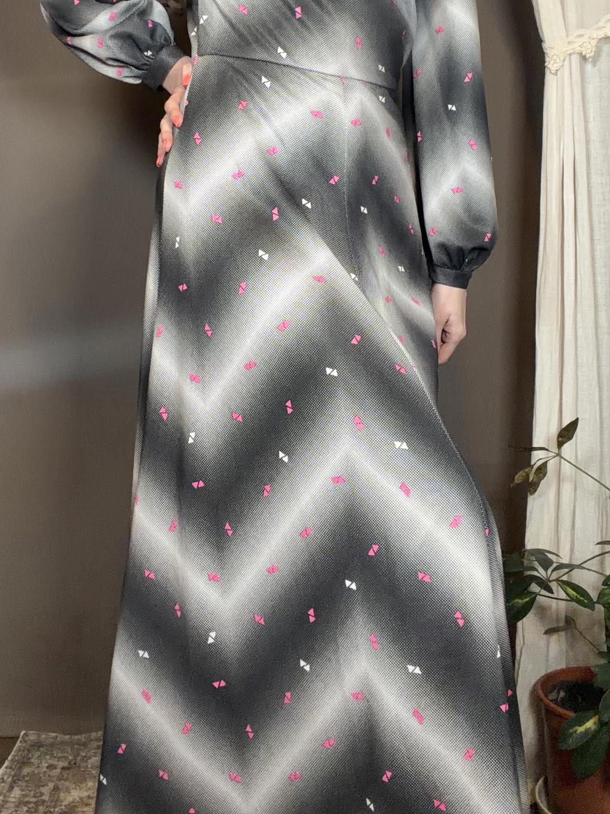 Vintage 1970s Maxi Dress Long Sleeve With Gradient ZigZag Pattern Size 10