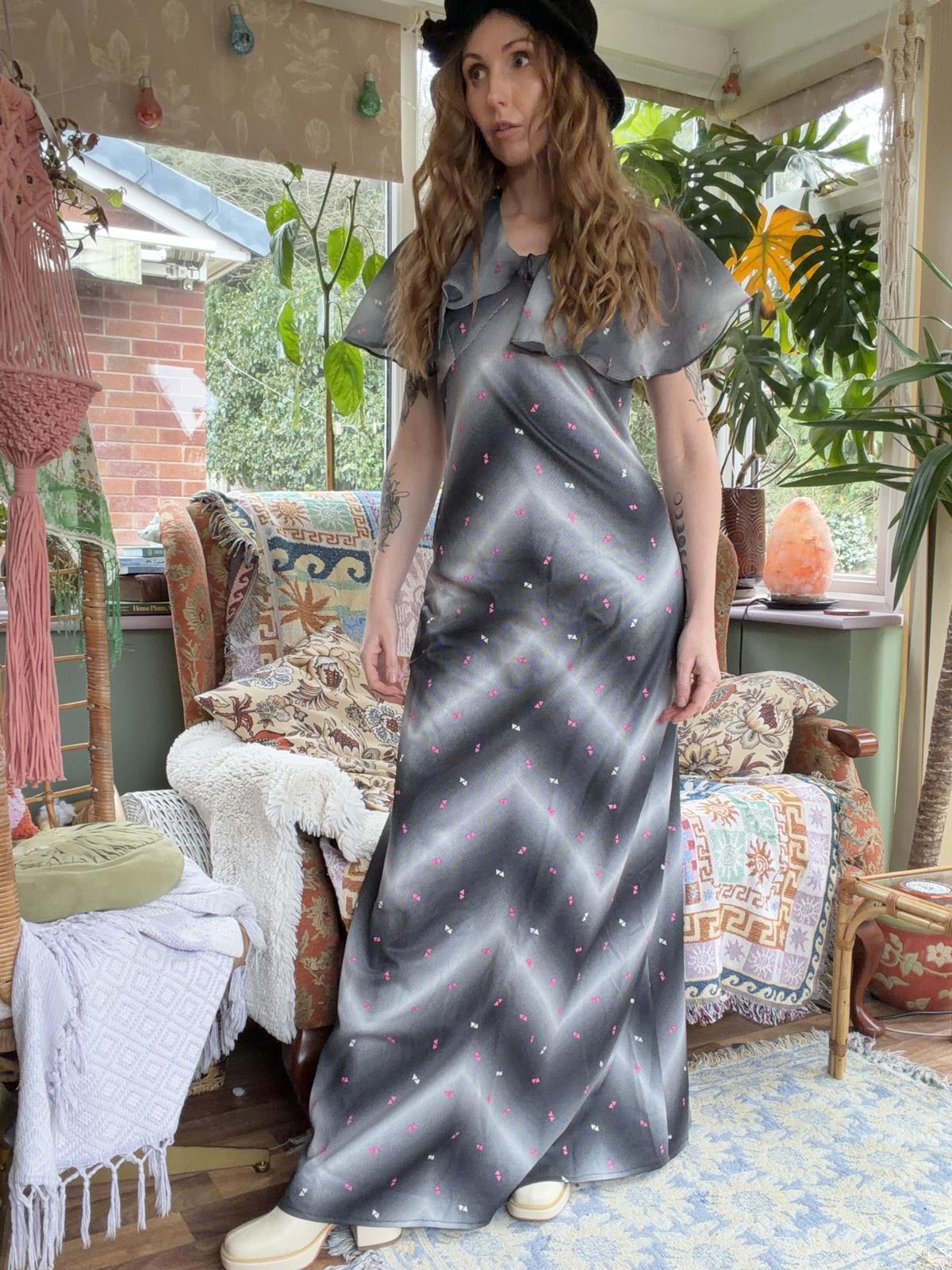 Vintage 1970s Maxi Dress Long Zigzag Flared Cape Sleeves Size 10 12