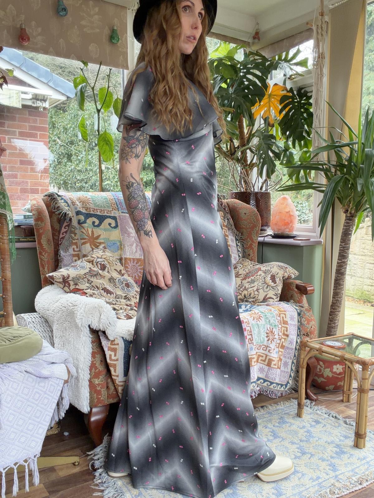 Vintage 1970s Maxi Dress Long Zigzag Flared Cape Sleeves Size 10 12