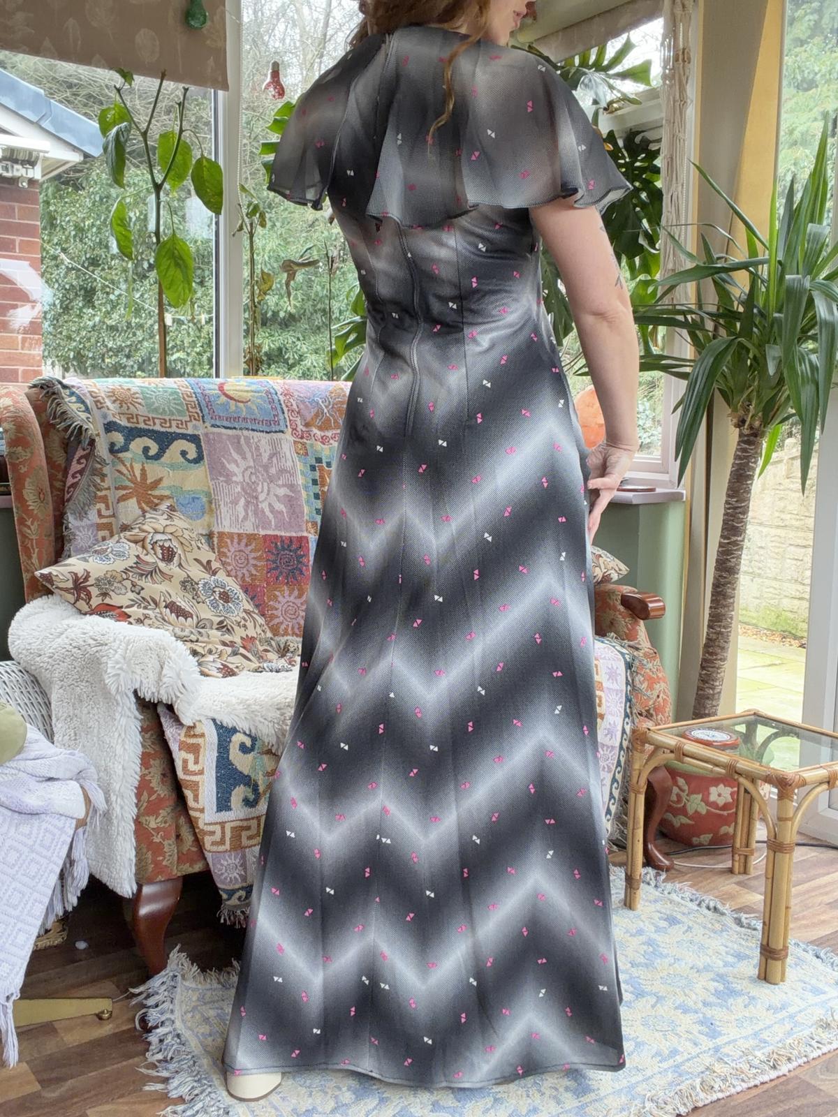 Vintage 1970s Maxi Dress Long Zigzag Flared Cape Sleeves Size 10 12