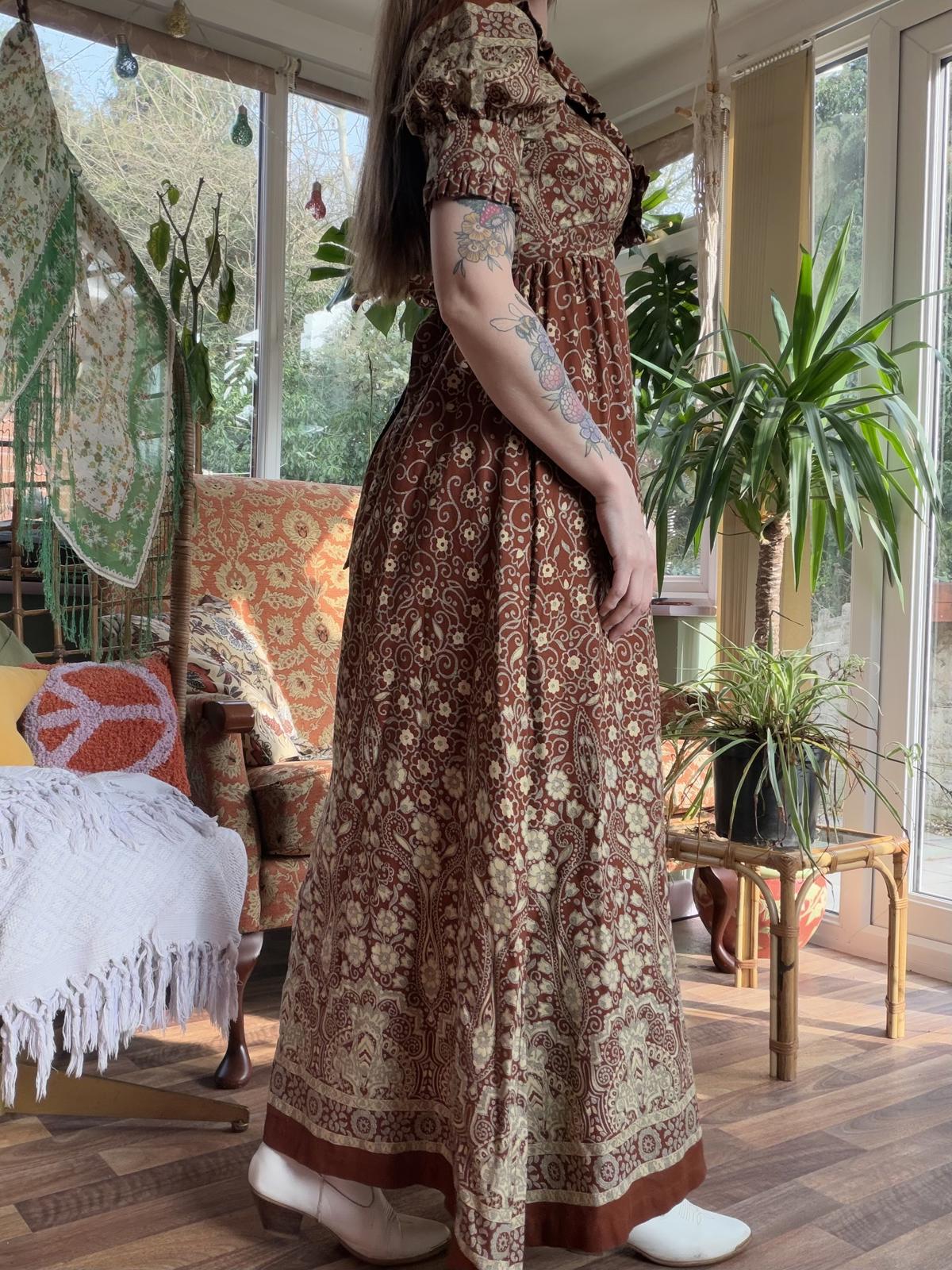 Vintage 1970s Maxi Dress 100% Cotton Brown Cream Floral with Ruffle Detail 8